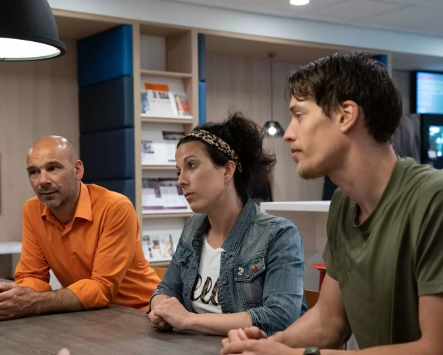 Studenten van deeltijdopleiding Omgangskunde zitten samen