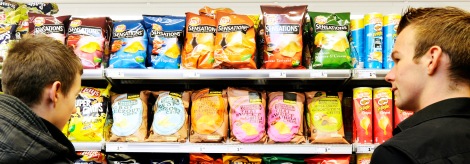 supermarktschap vol met chipszakken