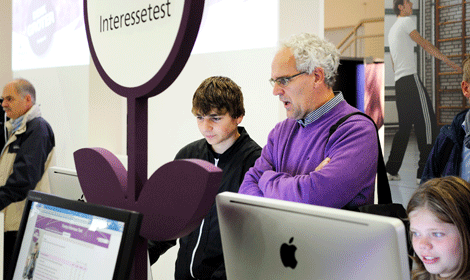 Vader en zoon doen Fontys interesse test