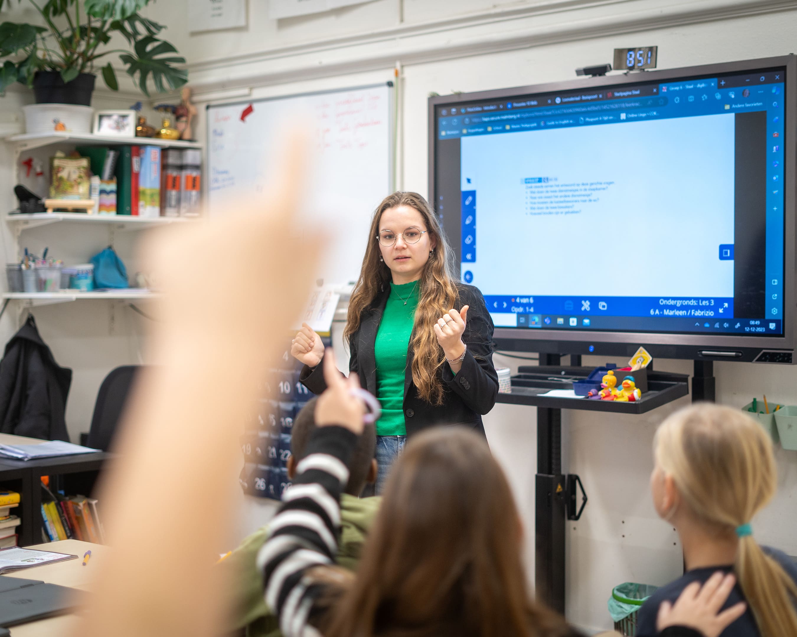 Een pabo student geeft les aan een groep basisschoolkinderen