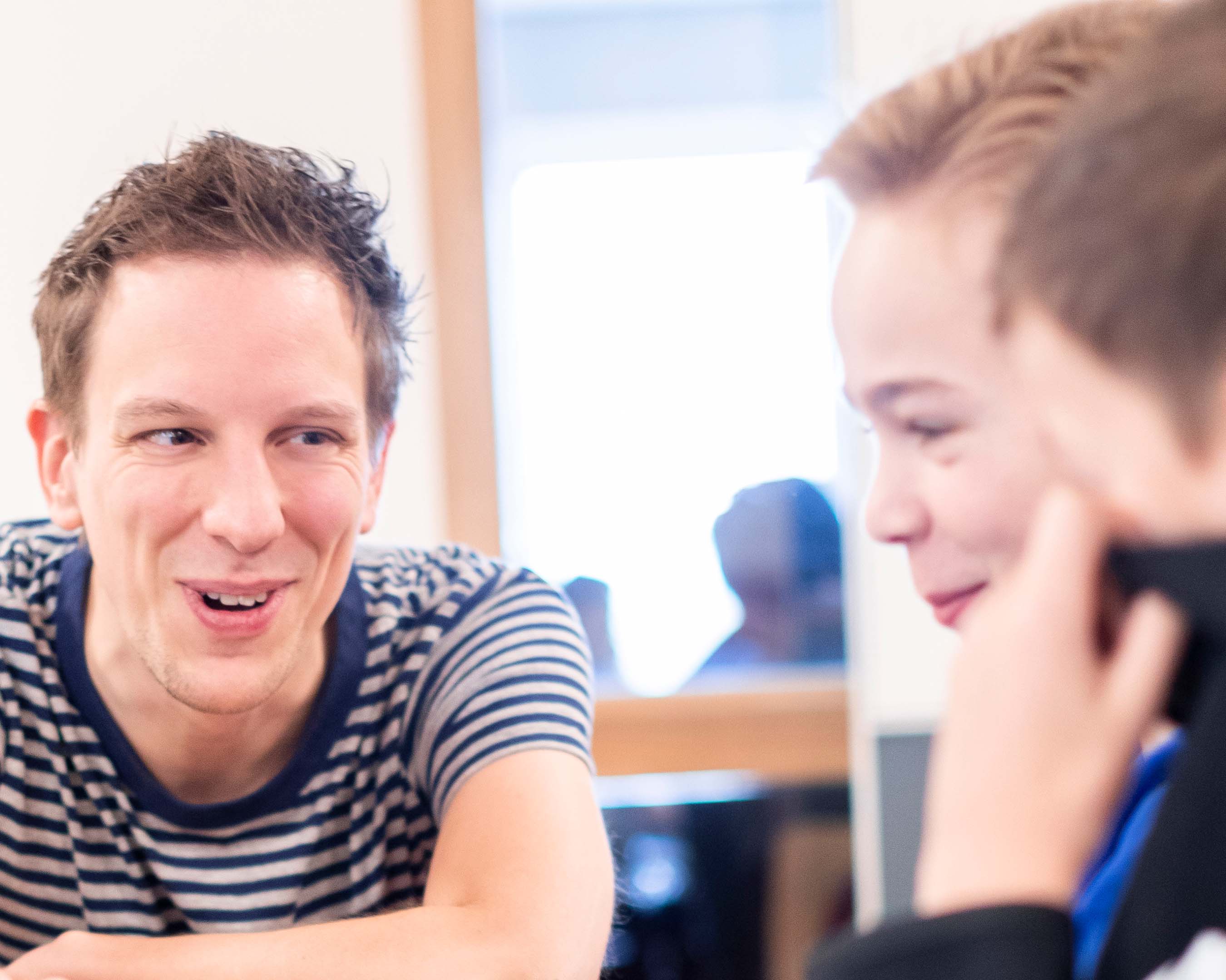 Docent met leerlingen in de klas