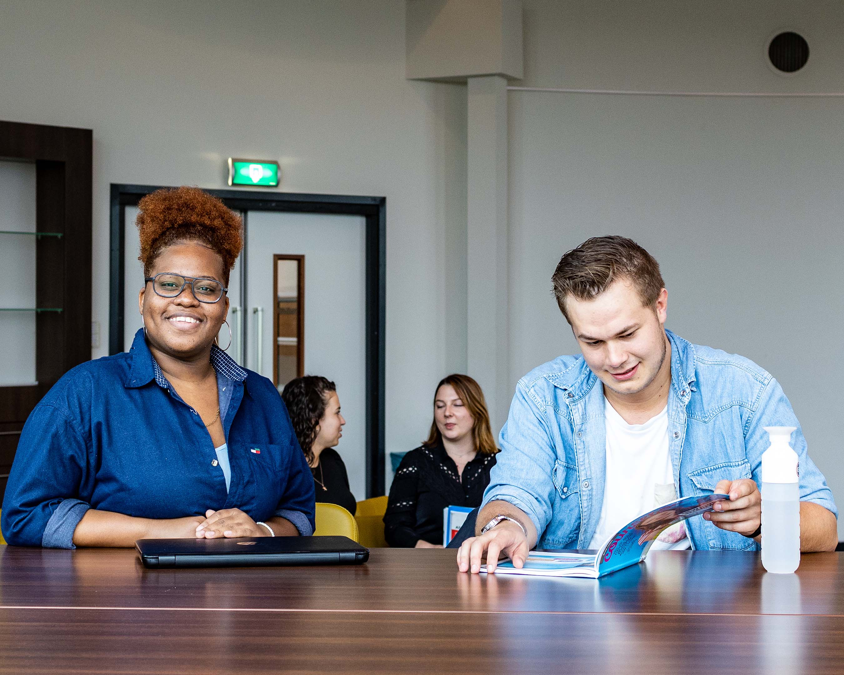 Twee studenten zijn bezig met een afstudeeropdracht