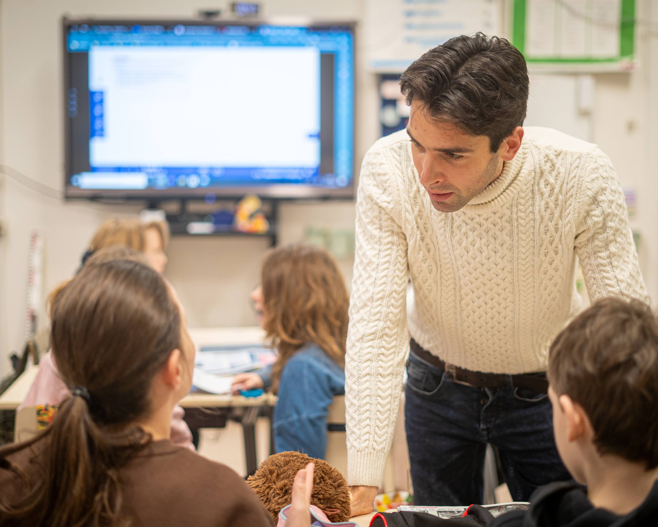 Docent Engels voor de klas in onderbouw