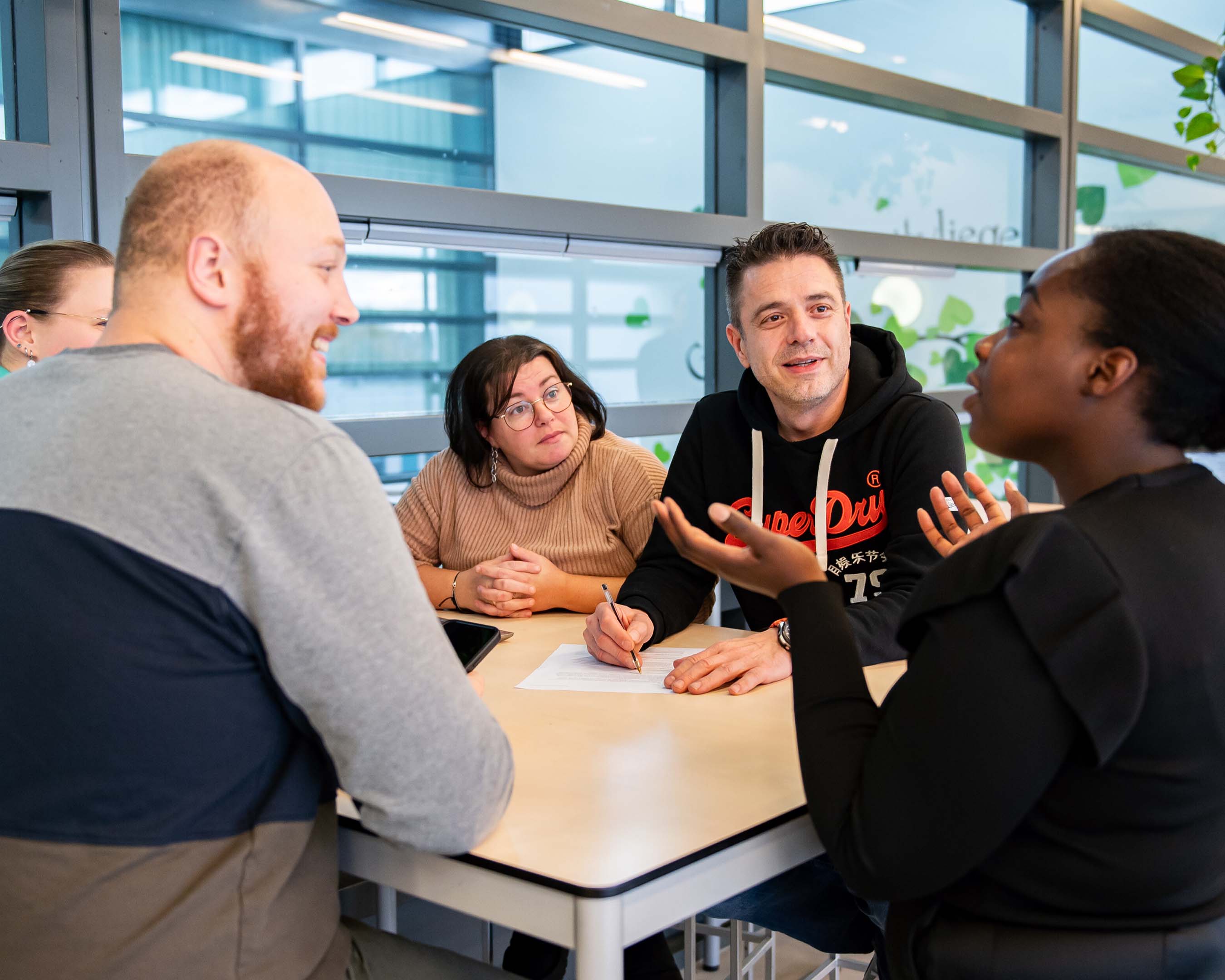 Studenten in gesprek van de deeltijdopleiding Leraar Maatschappijleer