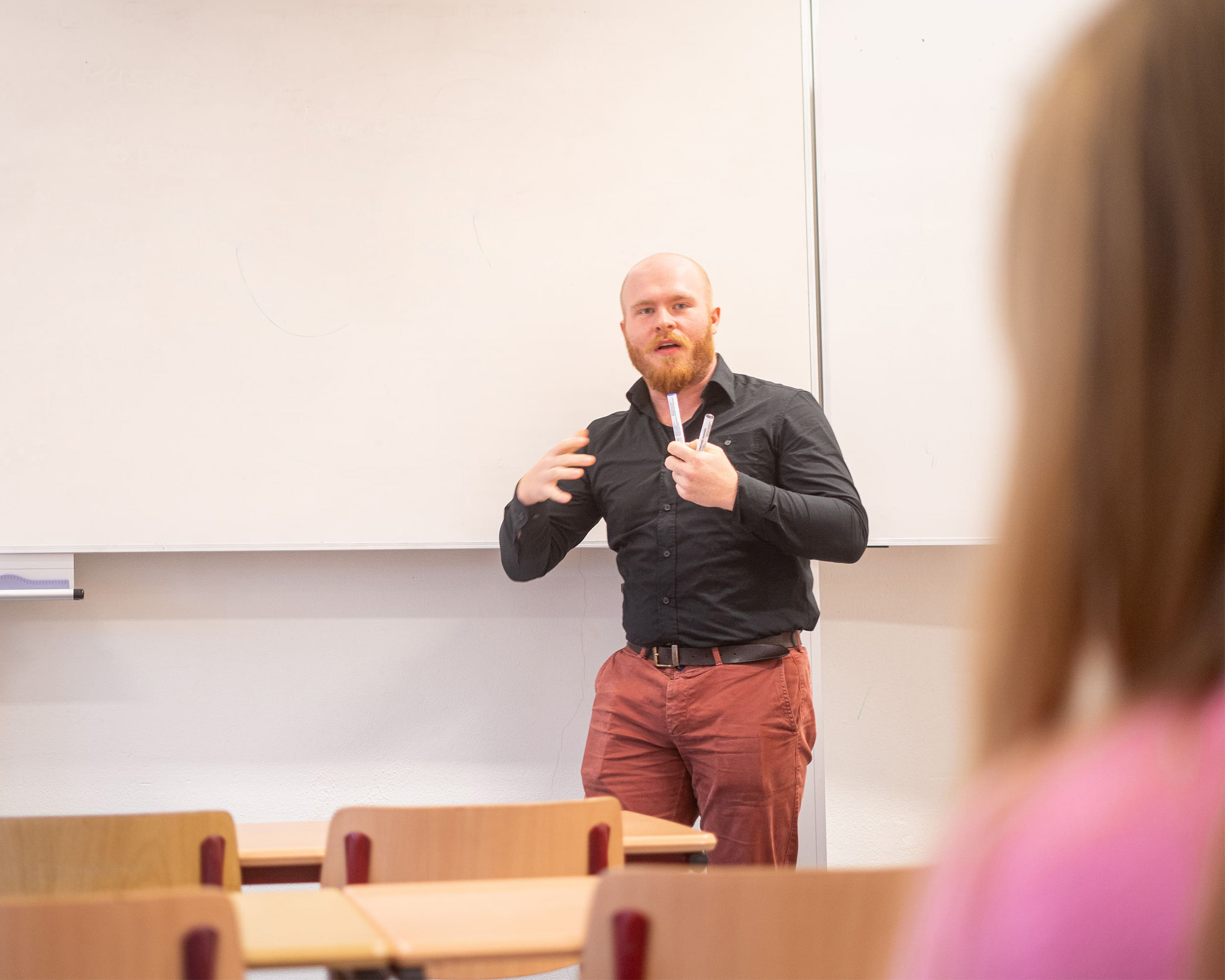 Docent legt met passie uit voor de klas | Master Leraar Nederlands