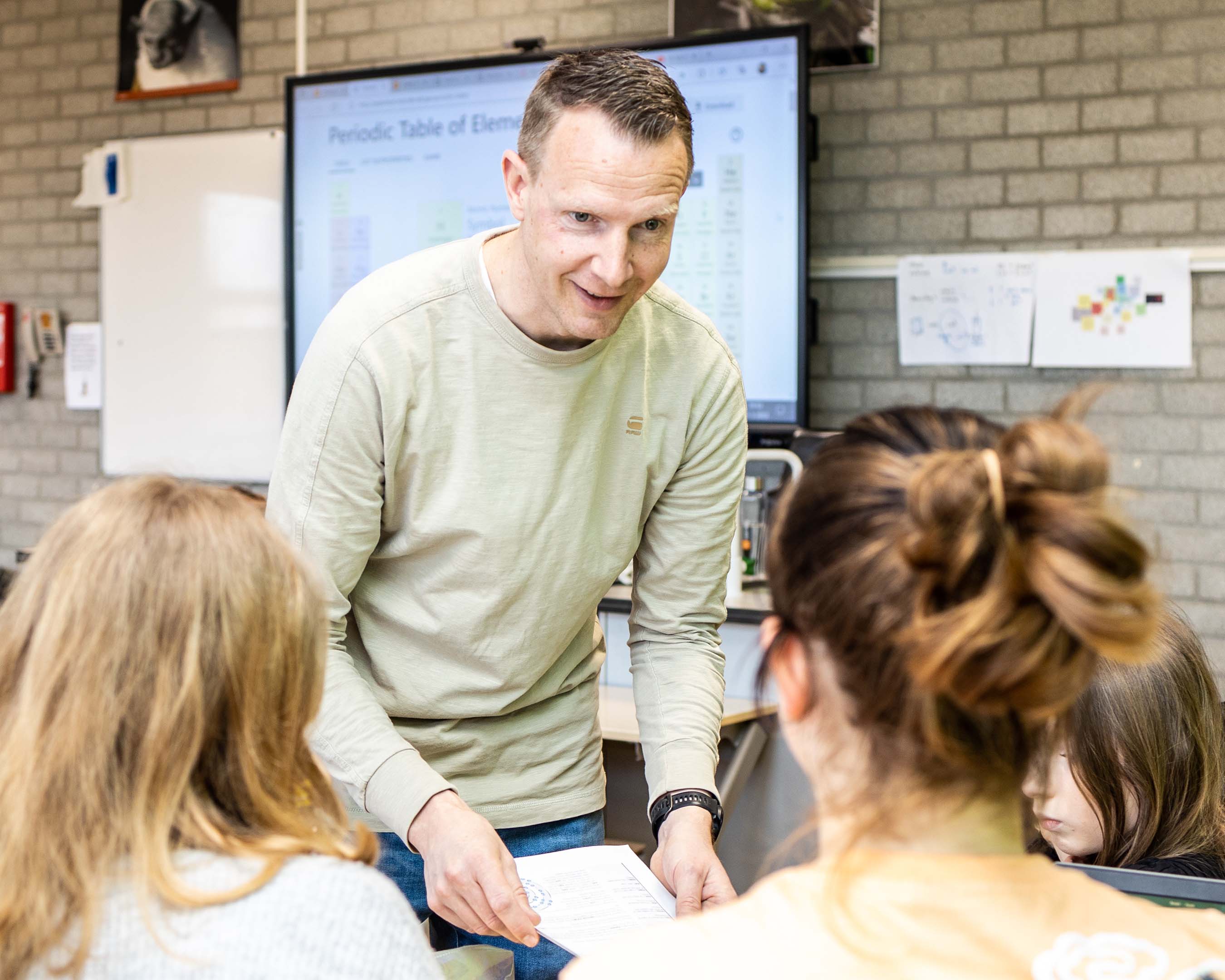 Een vrouwelijke docent geeft les