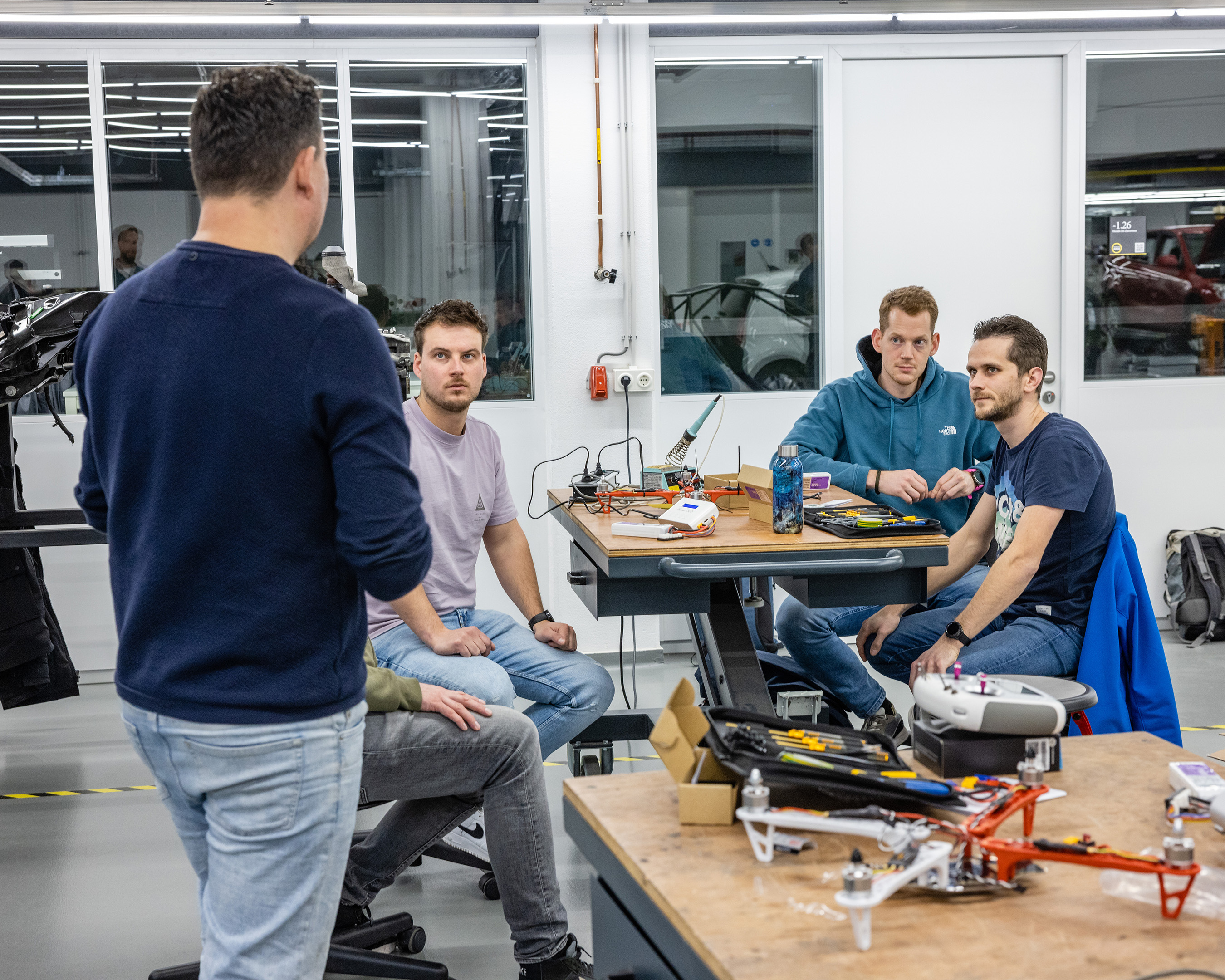 Studenten Leraar Technisch Beroepsonderwijs werken aan een project