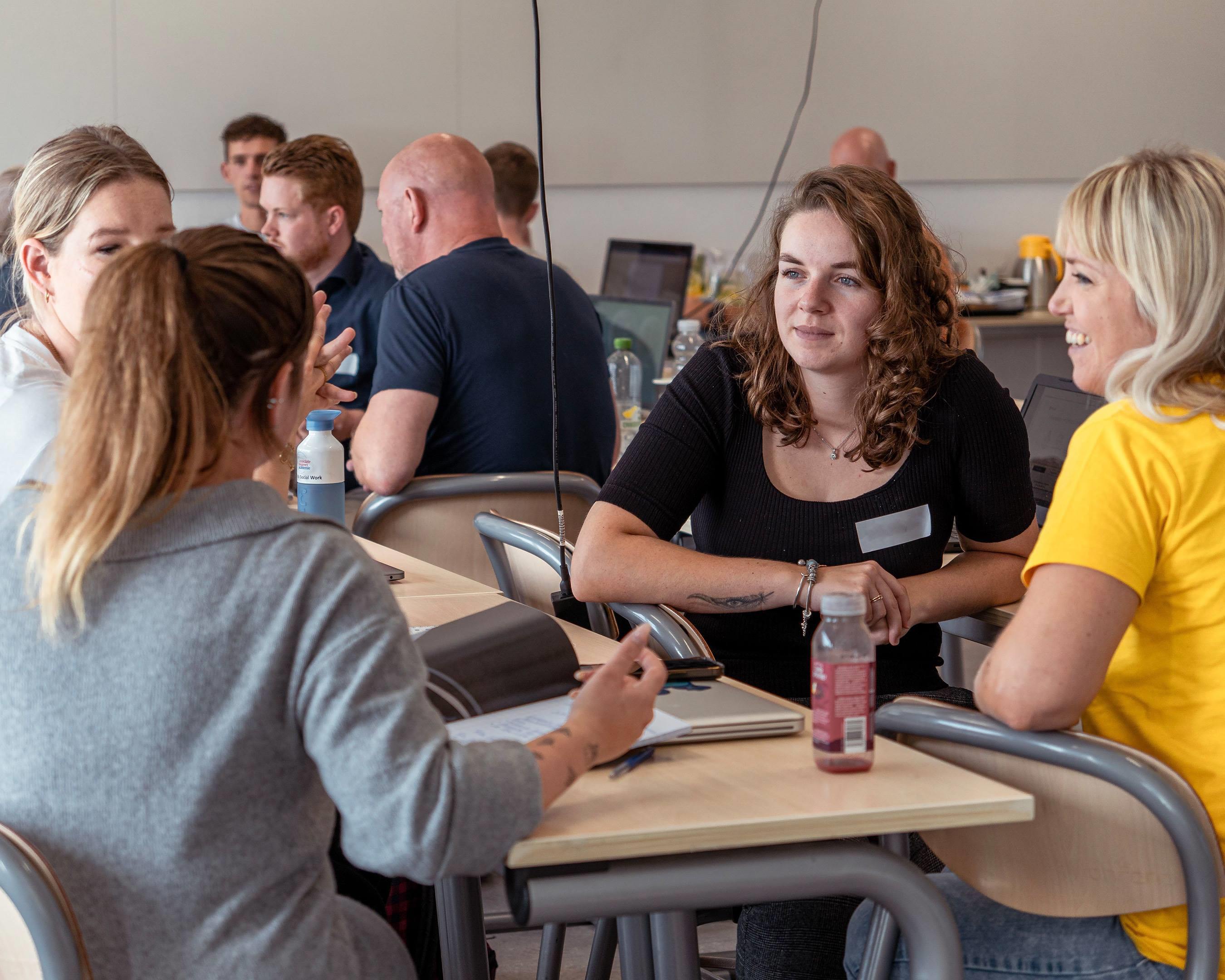 Studenten lerarenopleiding technisch beroepsonderwijs met studieproduct