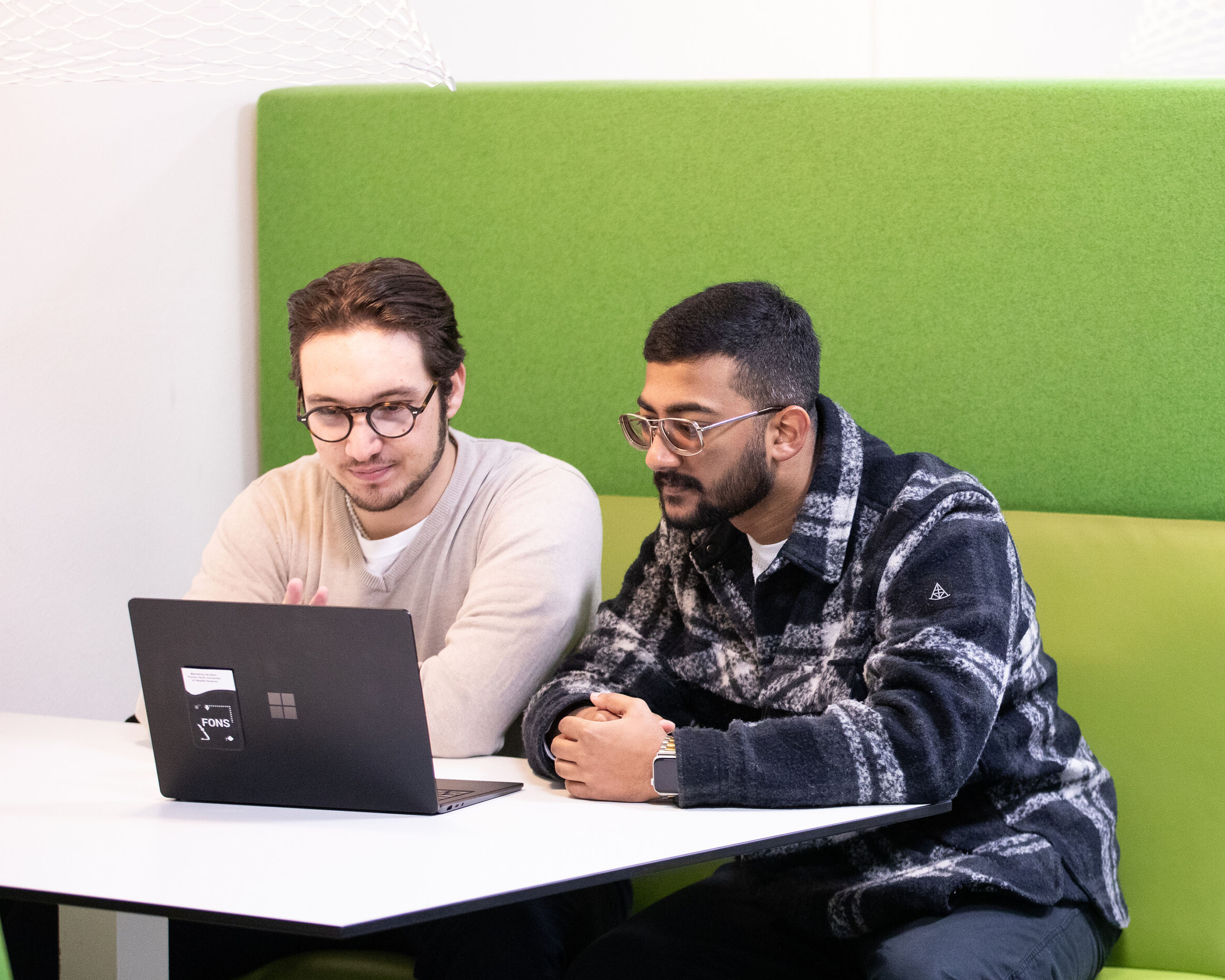 Studenten Logistiek die met elkaar samen werken