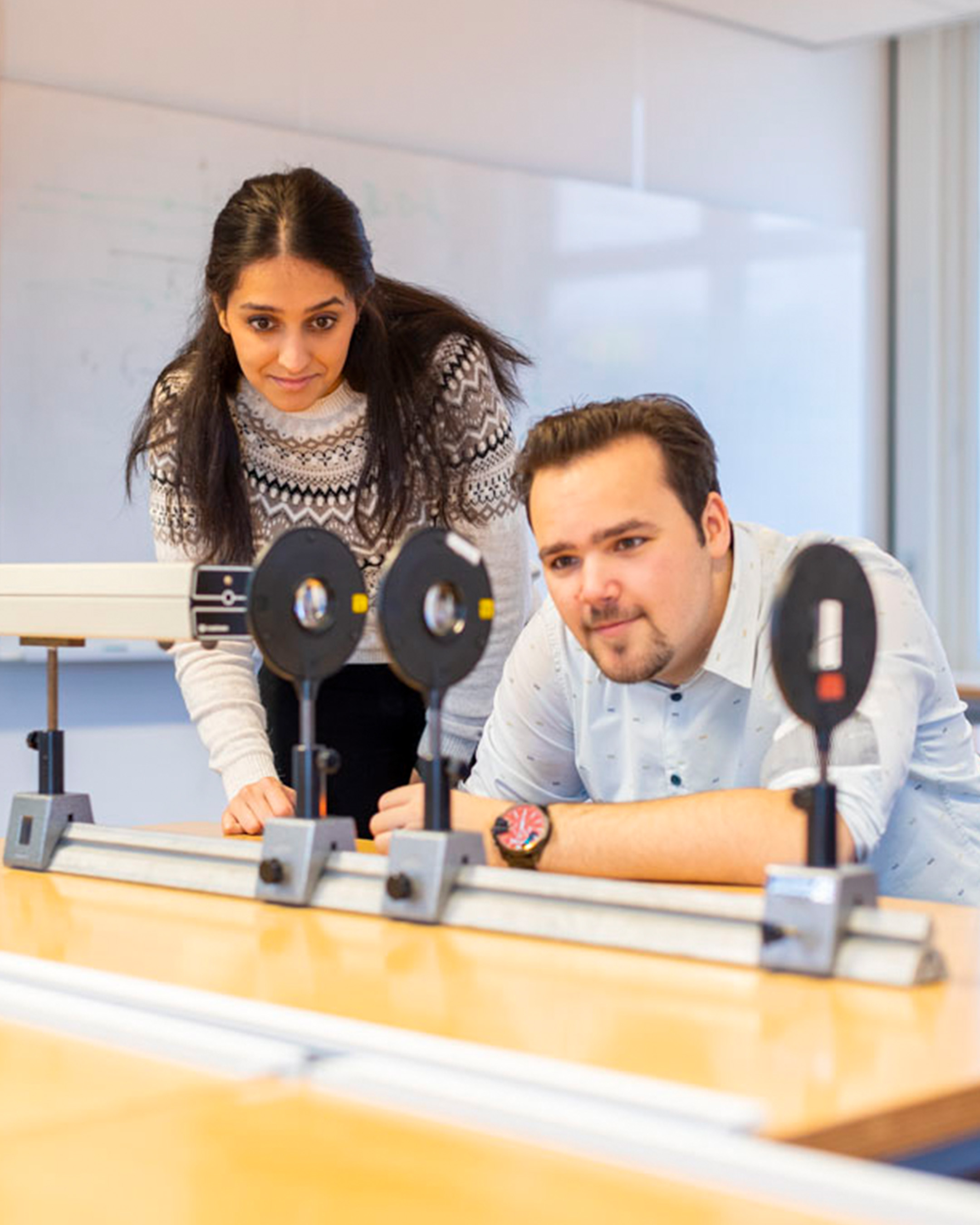 Studenten van de masteropleiding Leraar Natuurkunde doen proefje in de klas