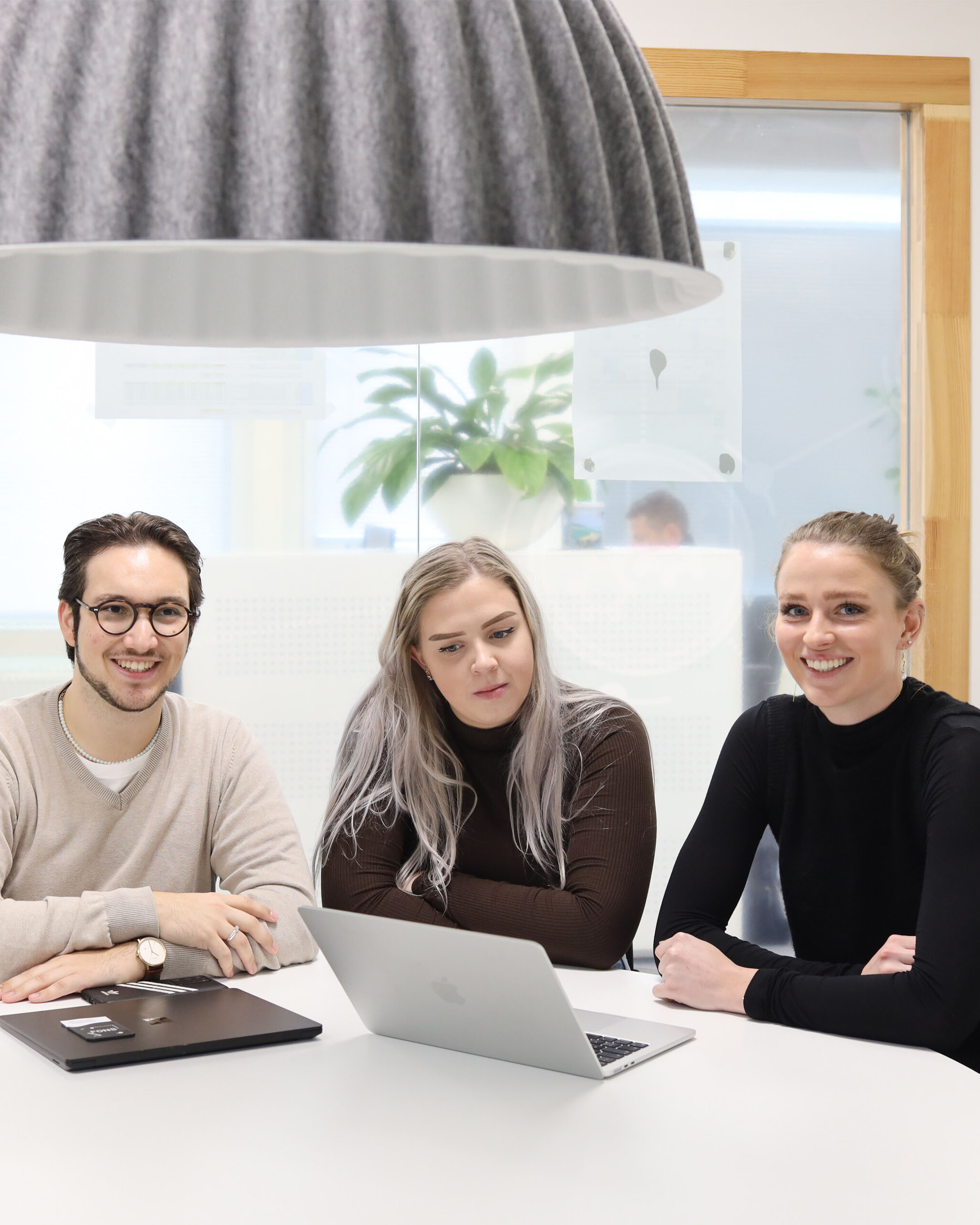 Studenten logistiek die met elkaar samenwerken