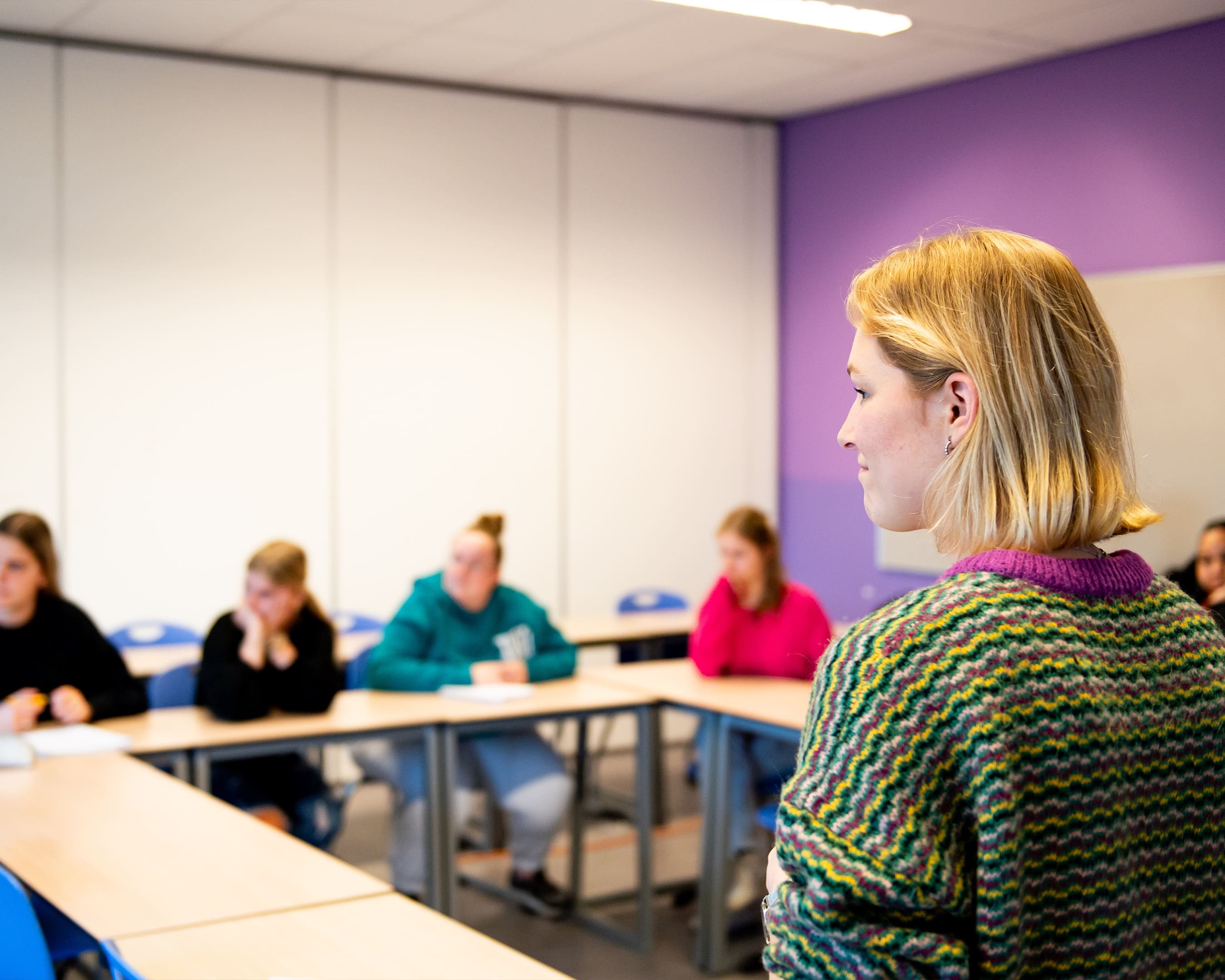 Een docent geeft les aan een groep studenten