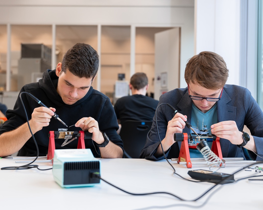 Studenten van Elektrotechniek zijn aan het werken