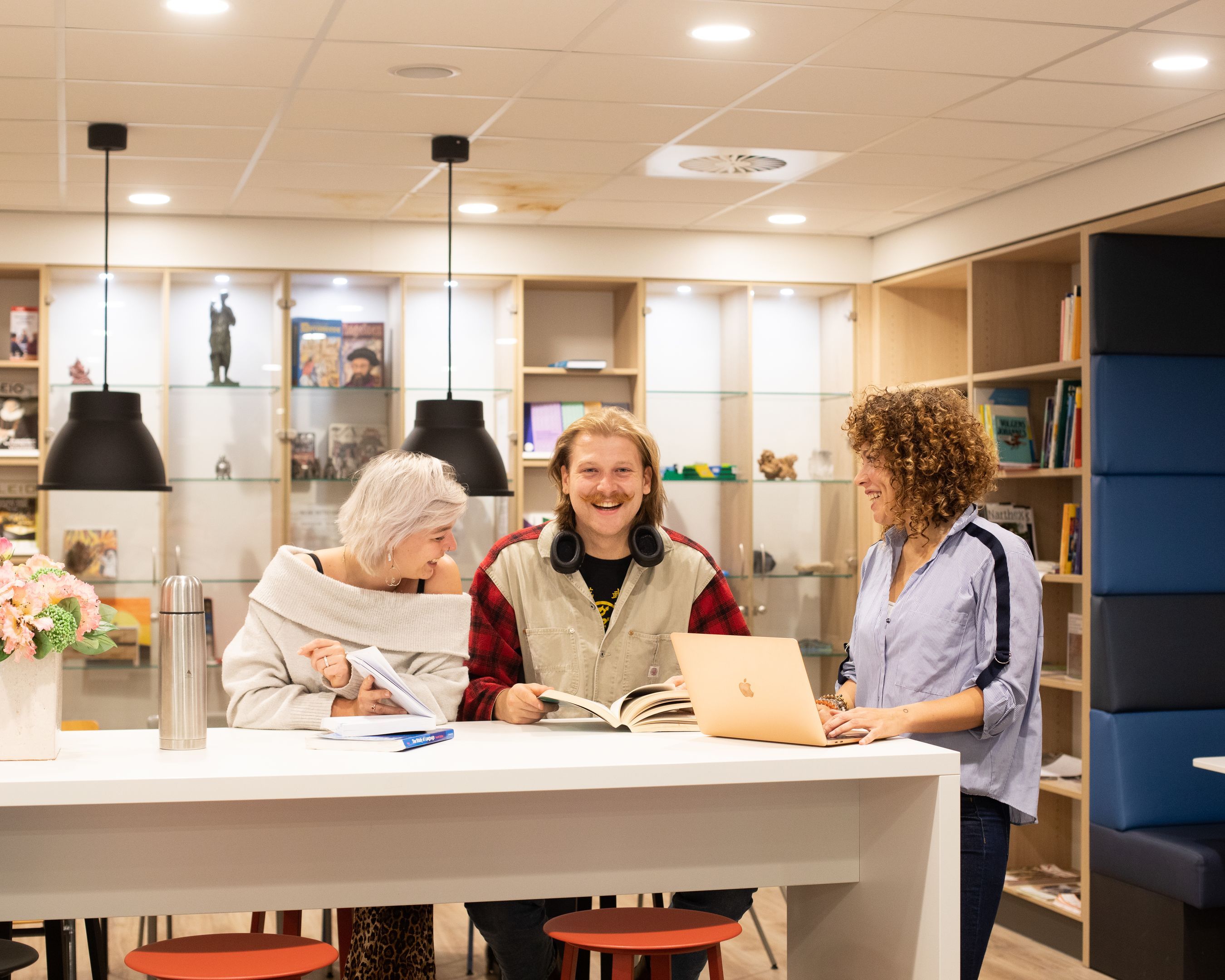 Student voert de opdracht uit.