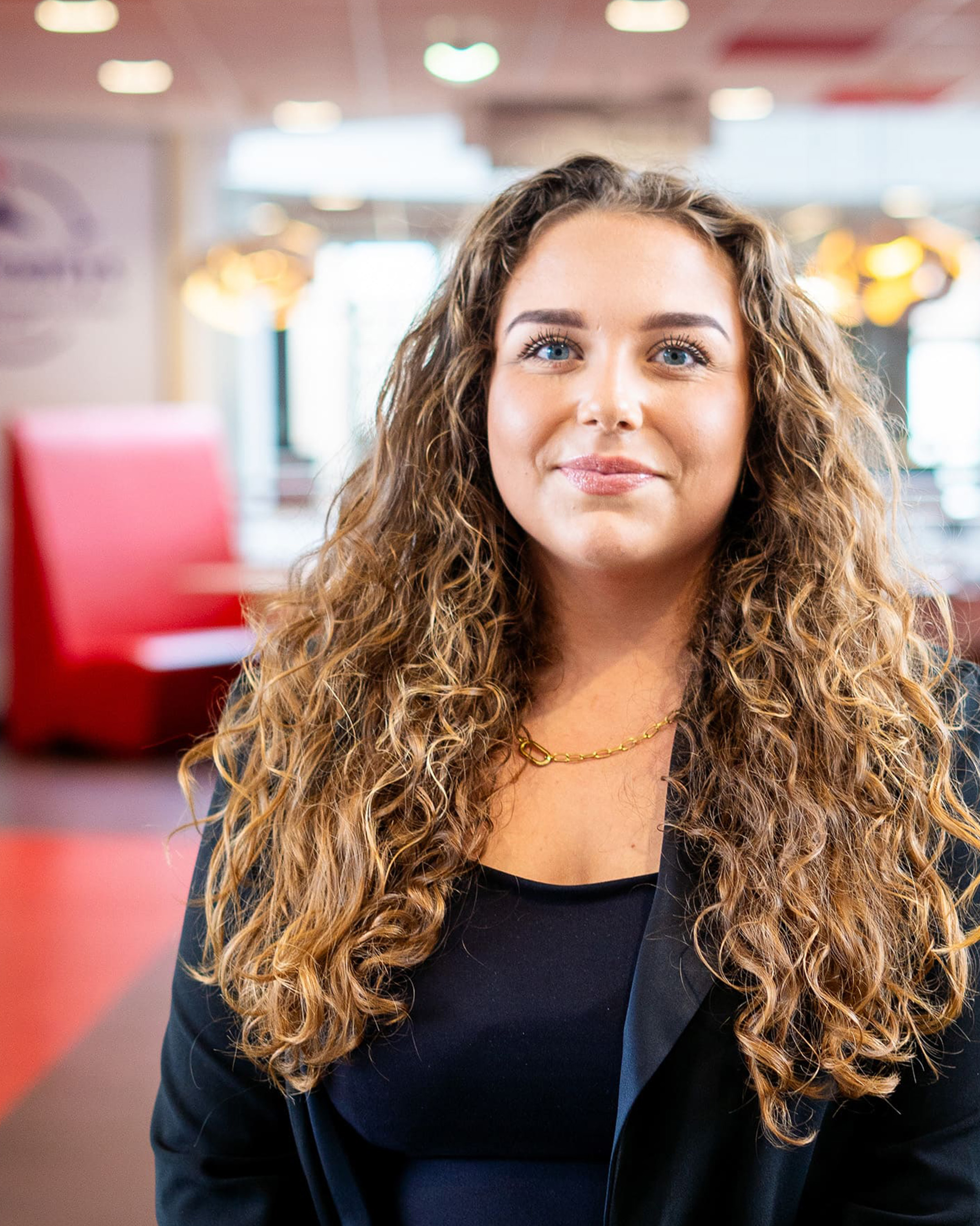 Student voltijdopleiding Leraar Nederlands in de gang van de lerarenopleiding