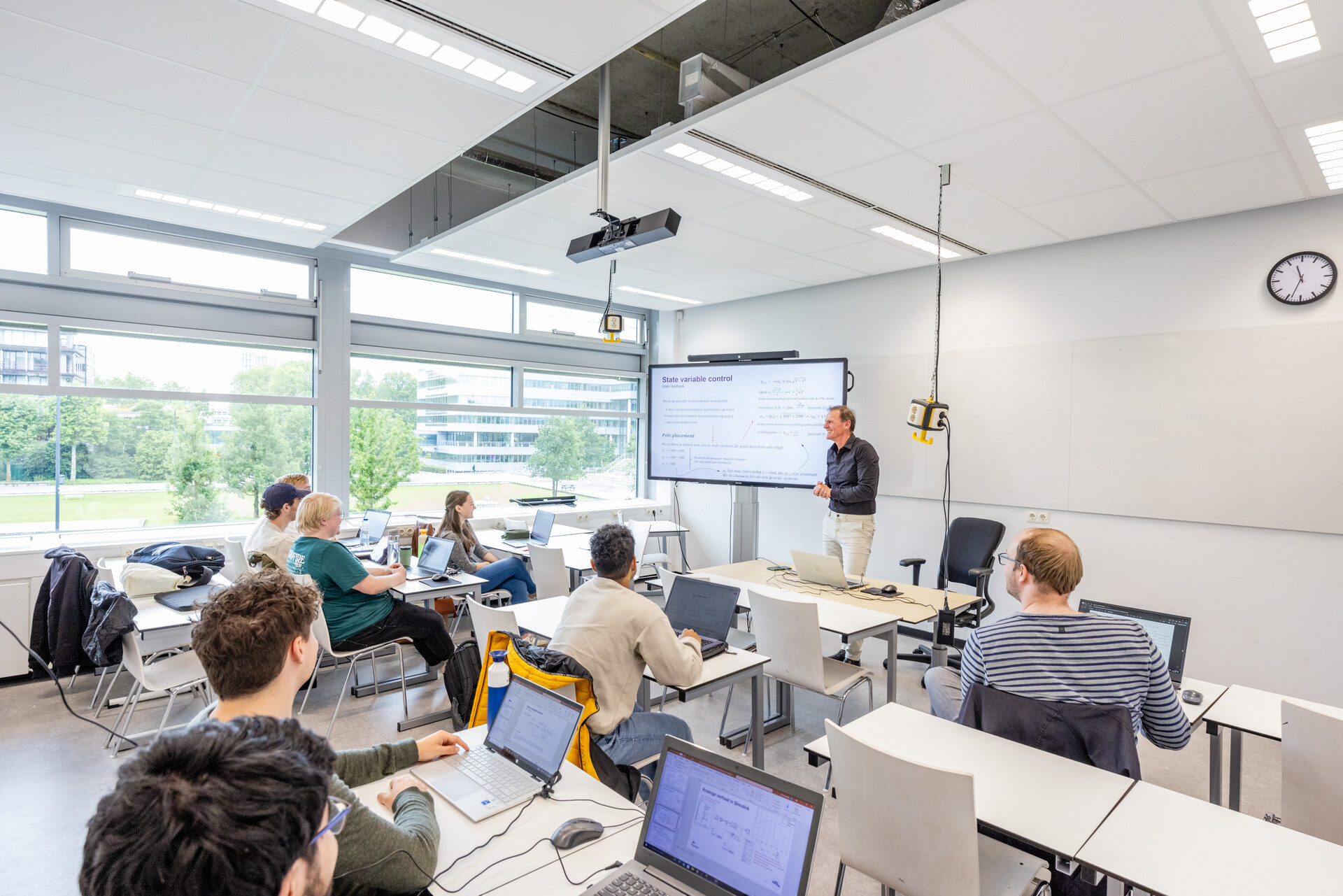 Studenten van Toegepaste Wiskunde zijn samen aan het leren