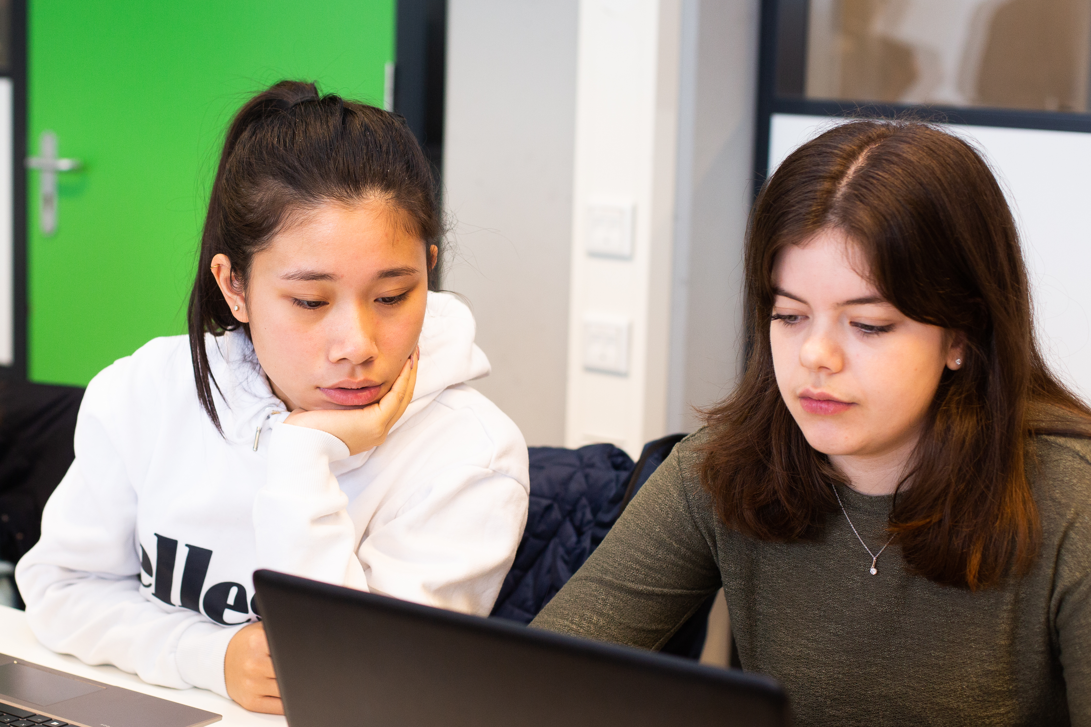 Studenten van Toegepaste Wiskunde zijn samen aan het leren