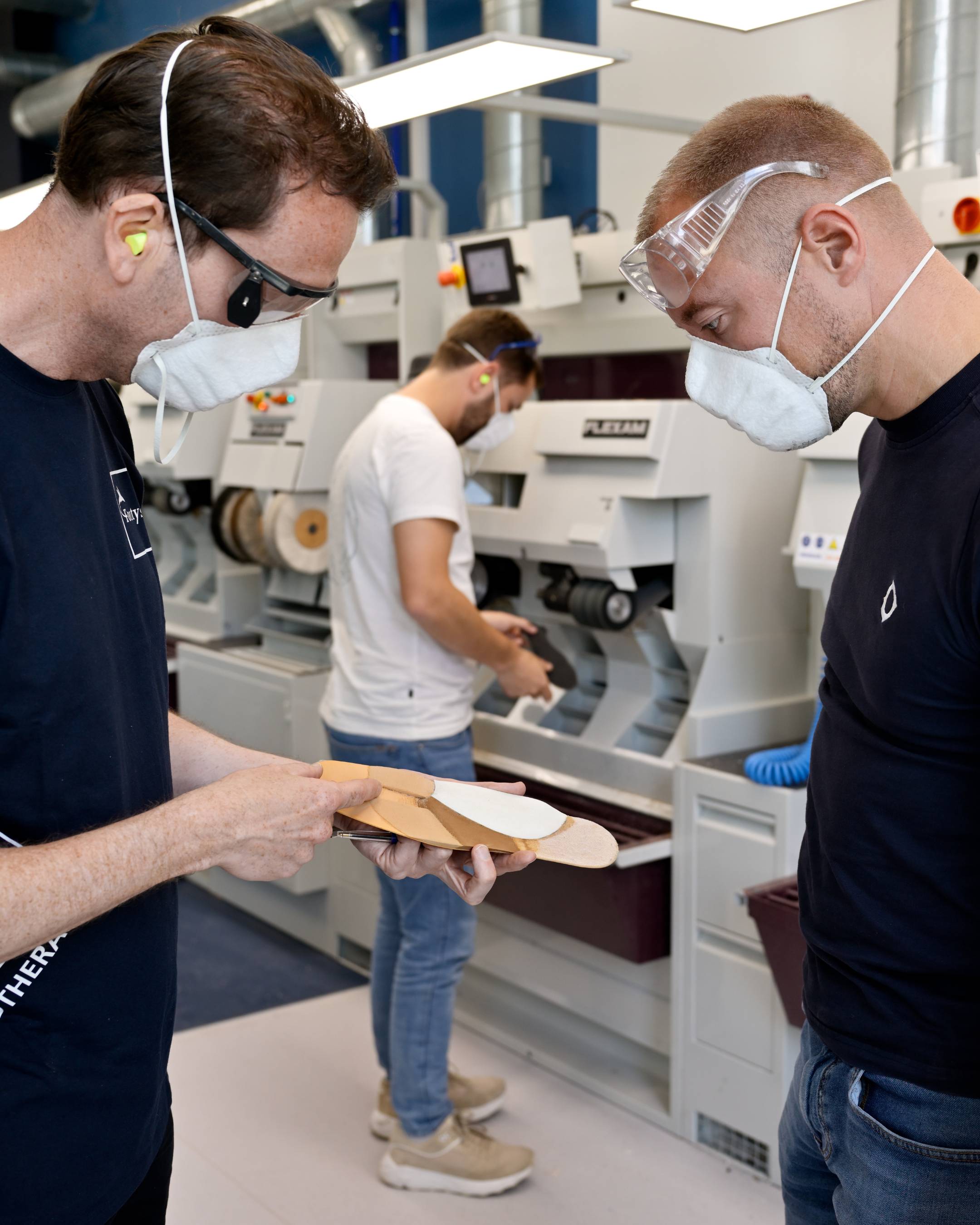 Deeltijdstudenten Podotherapie aan het werk in werkplaats