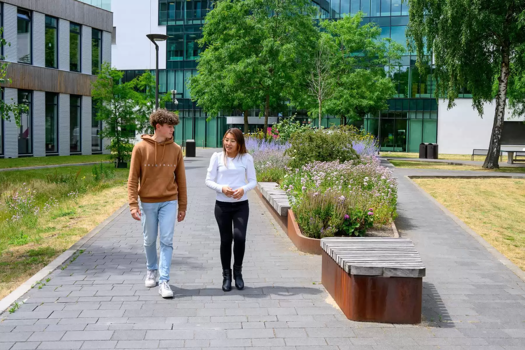 Fontys studenten wandelen in campustuin