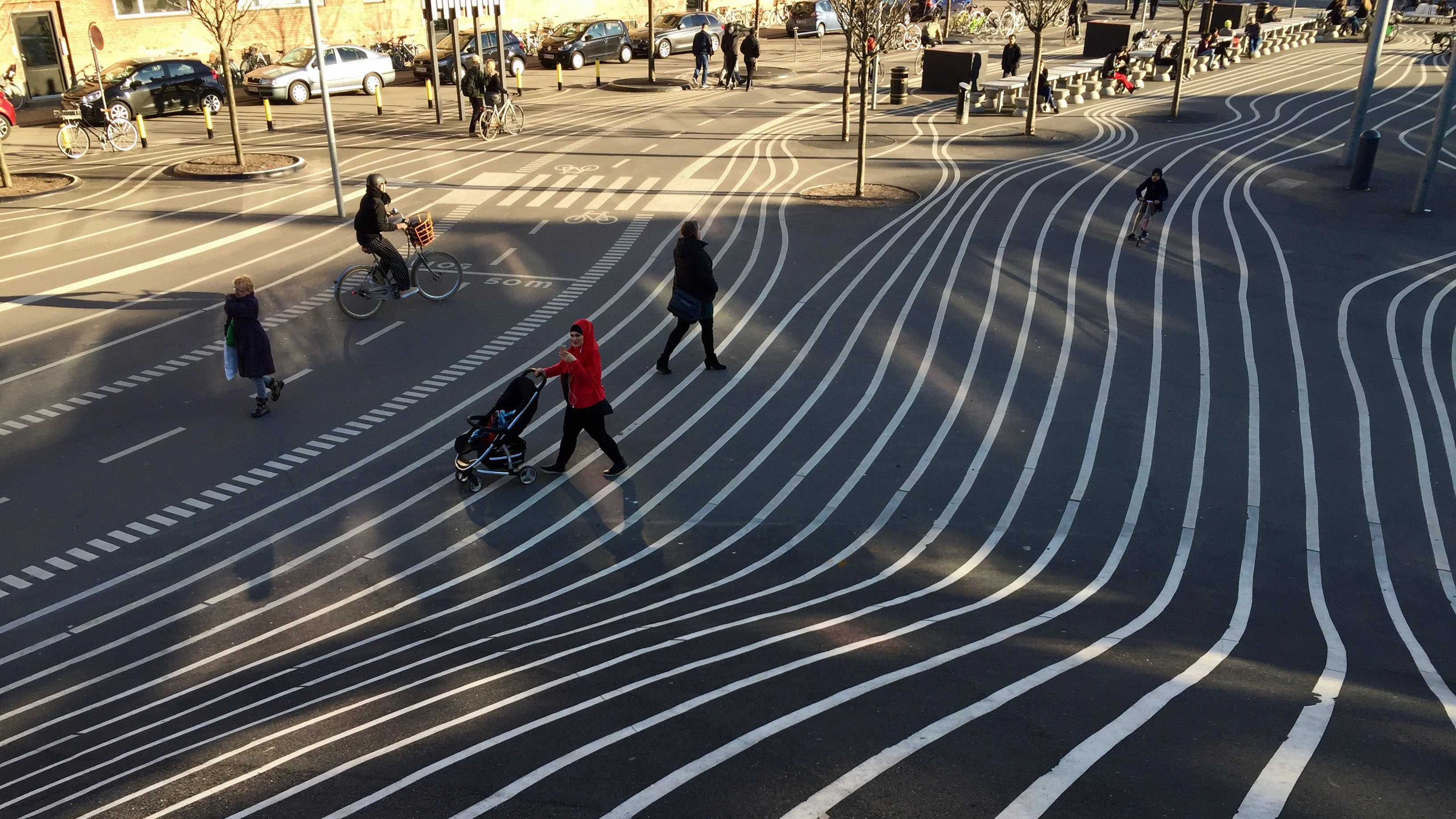 Superkilen: Superkilen is een park/plein in een multiculturele wijk in Kopenhagen. Het ontwerp van deze openbare ruime is gericht op het stimuleren van integratie over de grenzen van religie, etniciteit en cultuur. Het project won in 2016 de prestigieuze Aga Khan Award voor Architectuur. (fotograaf: Marc Glaudemans)
