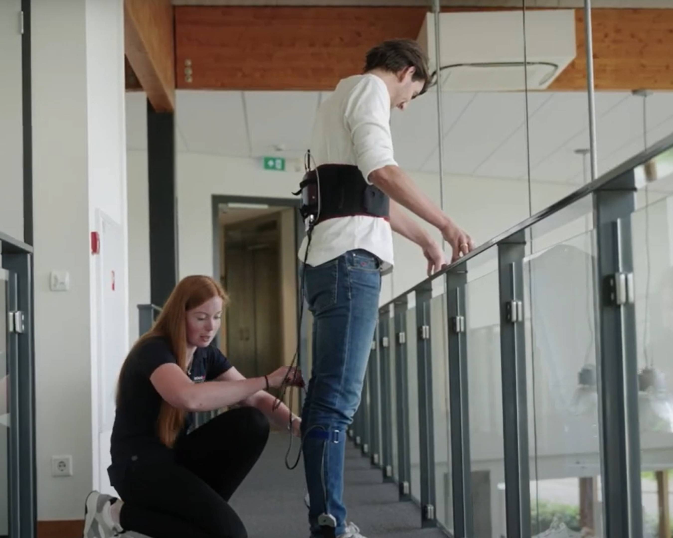 Student voert een meting uit met sensoren op de benen van een medestudent.