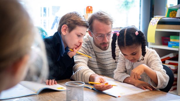 Deeltijdstudent geeft lessen aan jonge kinderen