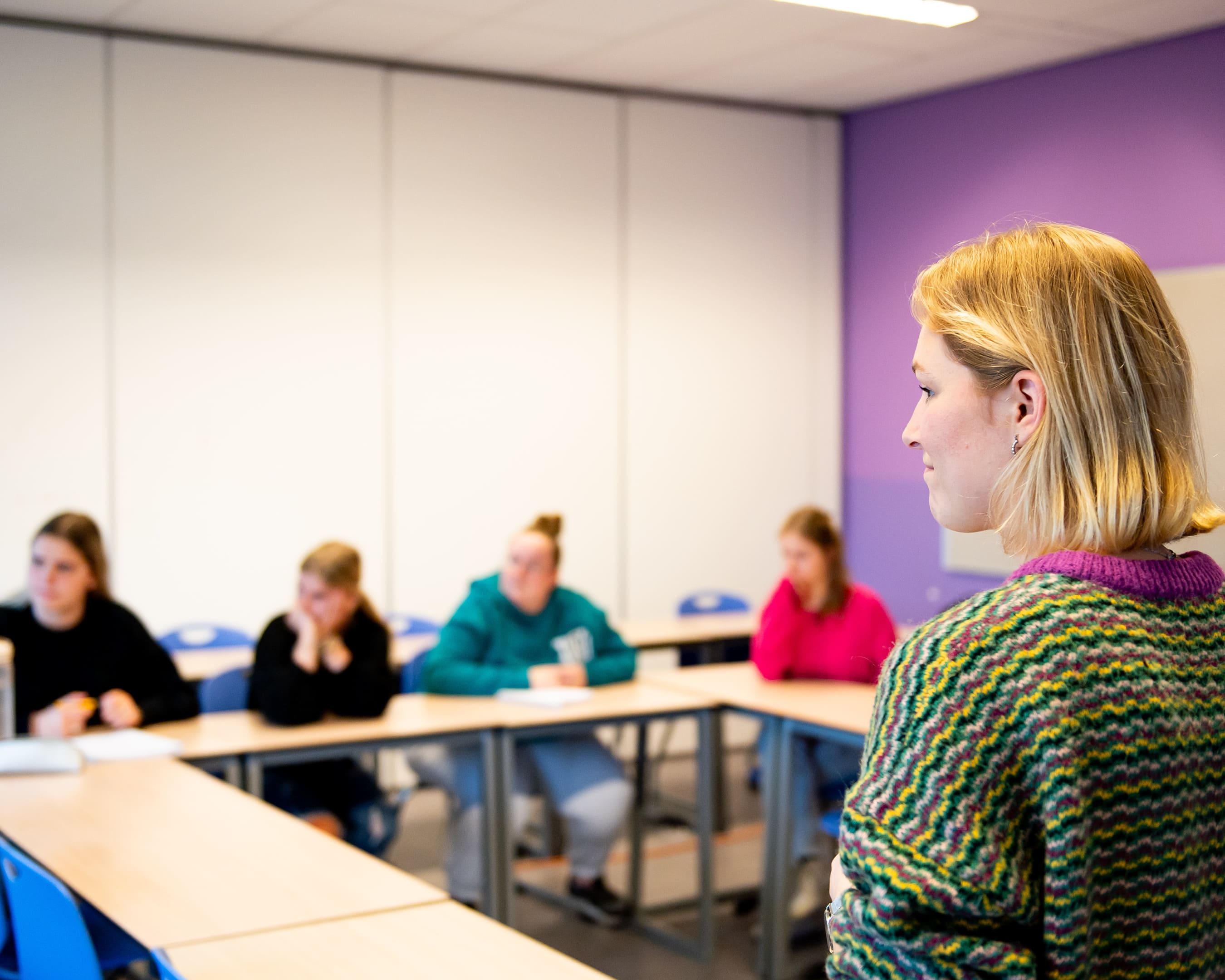 Student staat voor de klas