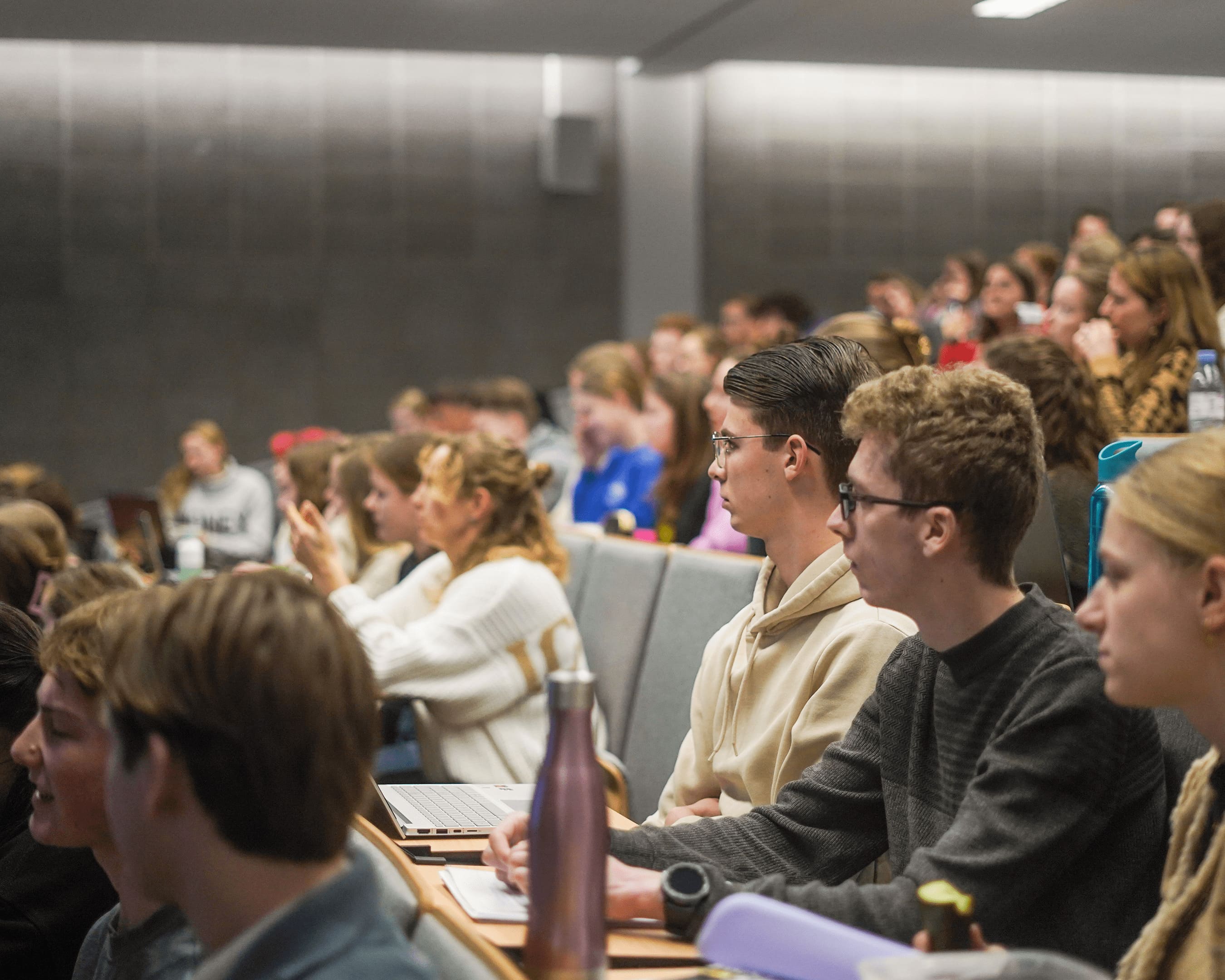 Een groep studenten in de les