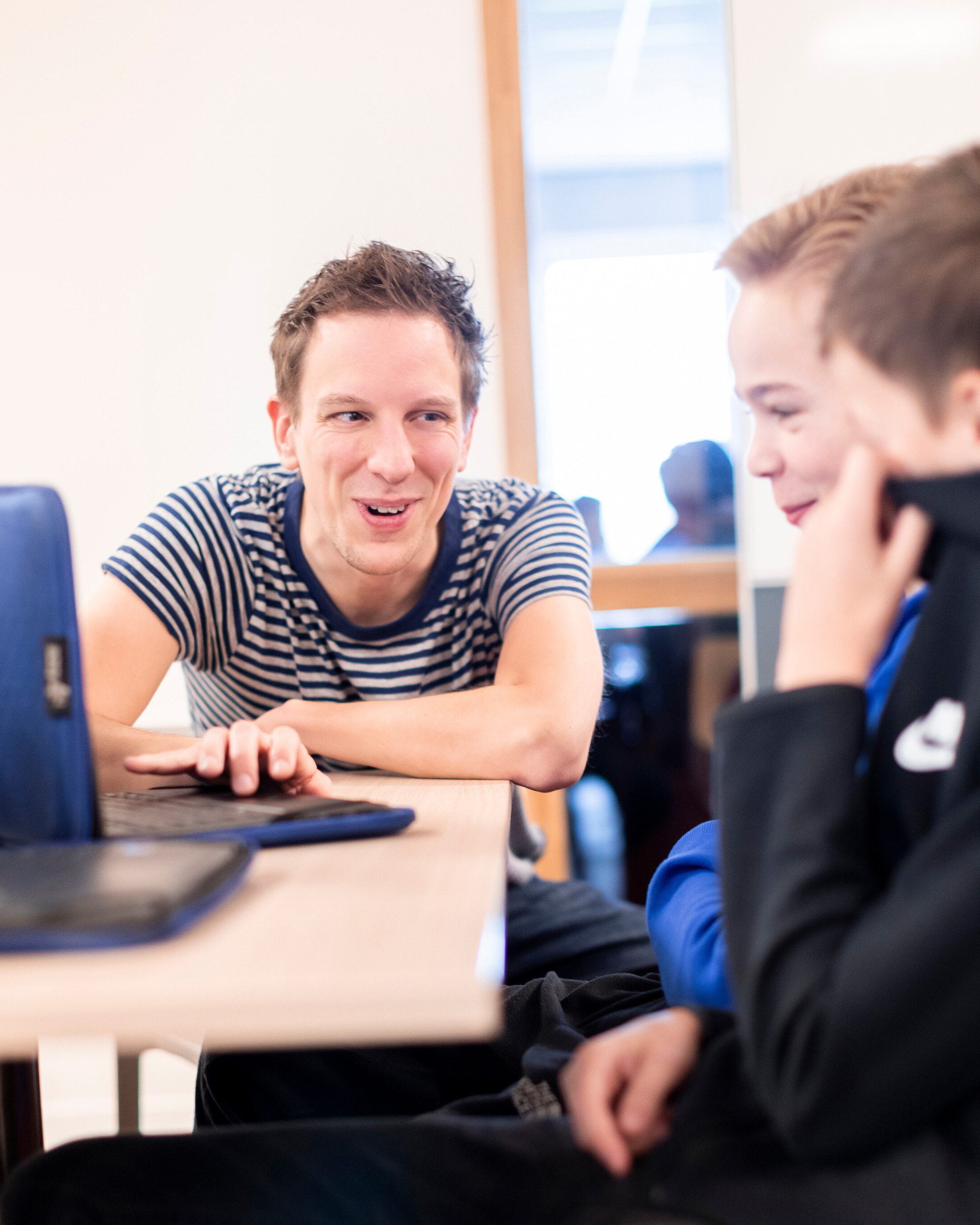 Docent in gesprek met leerlingen | Deeltijdopleiding Leraar Duits