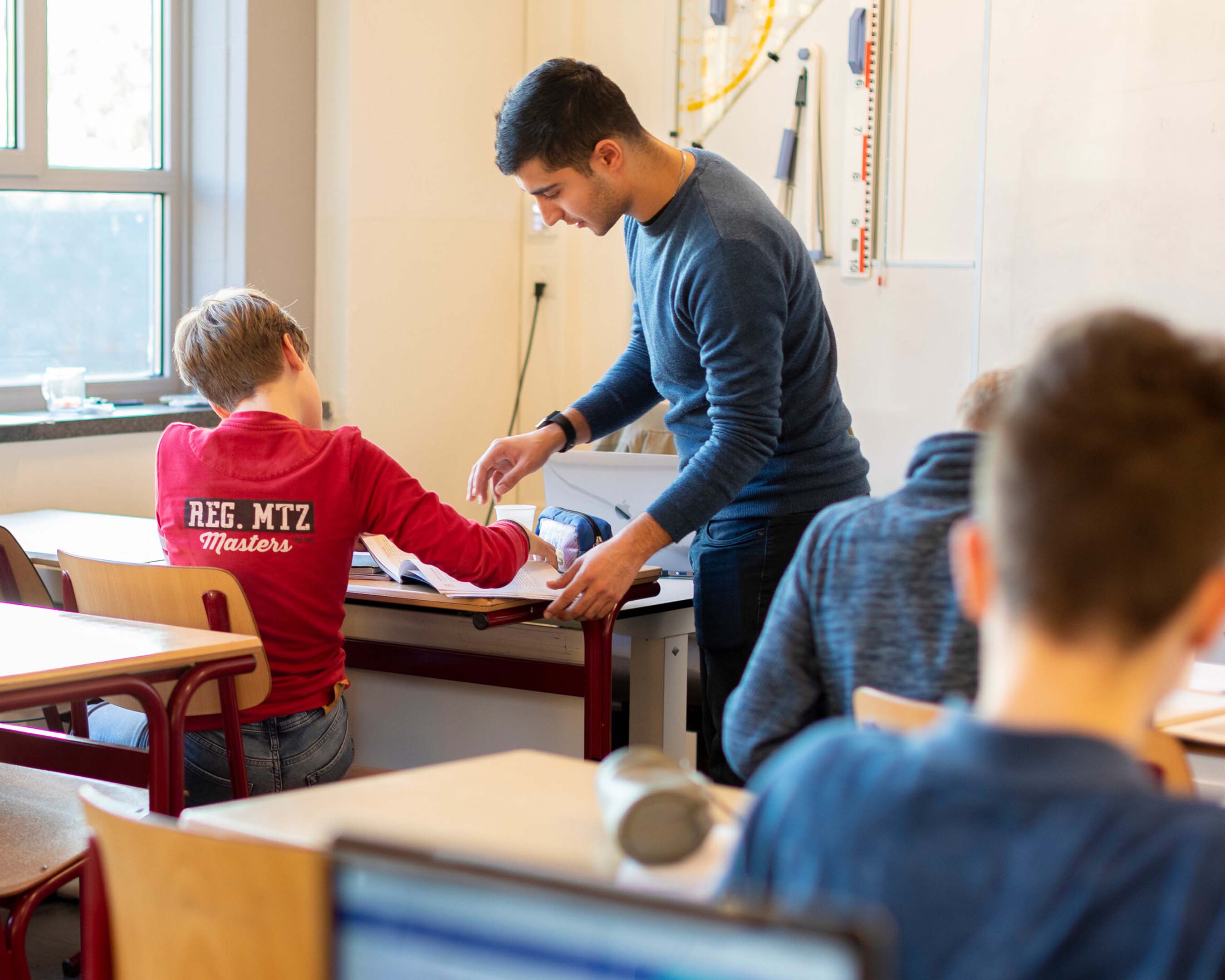 Docent Scheikunde in klas middelbare school 