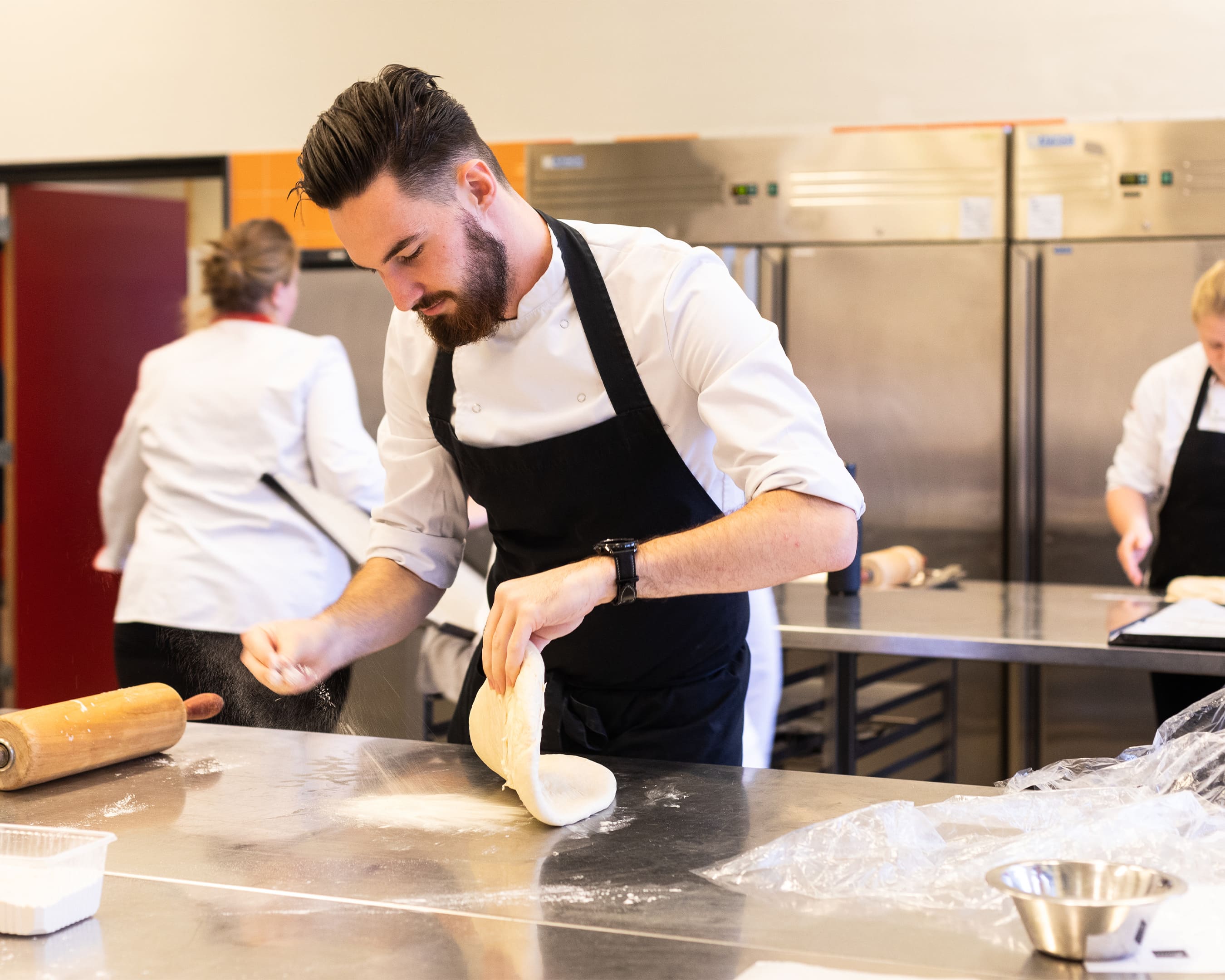 Student opleiding Leraar Consumptieve Techniek in bakkerijlokaal