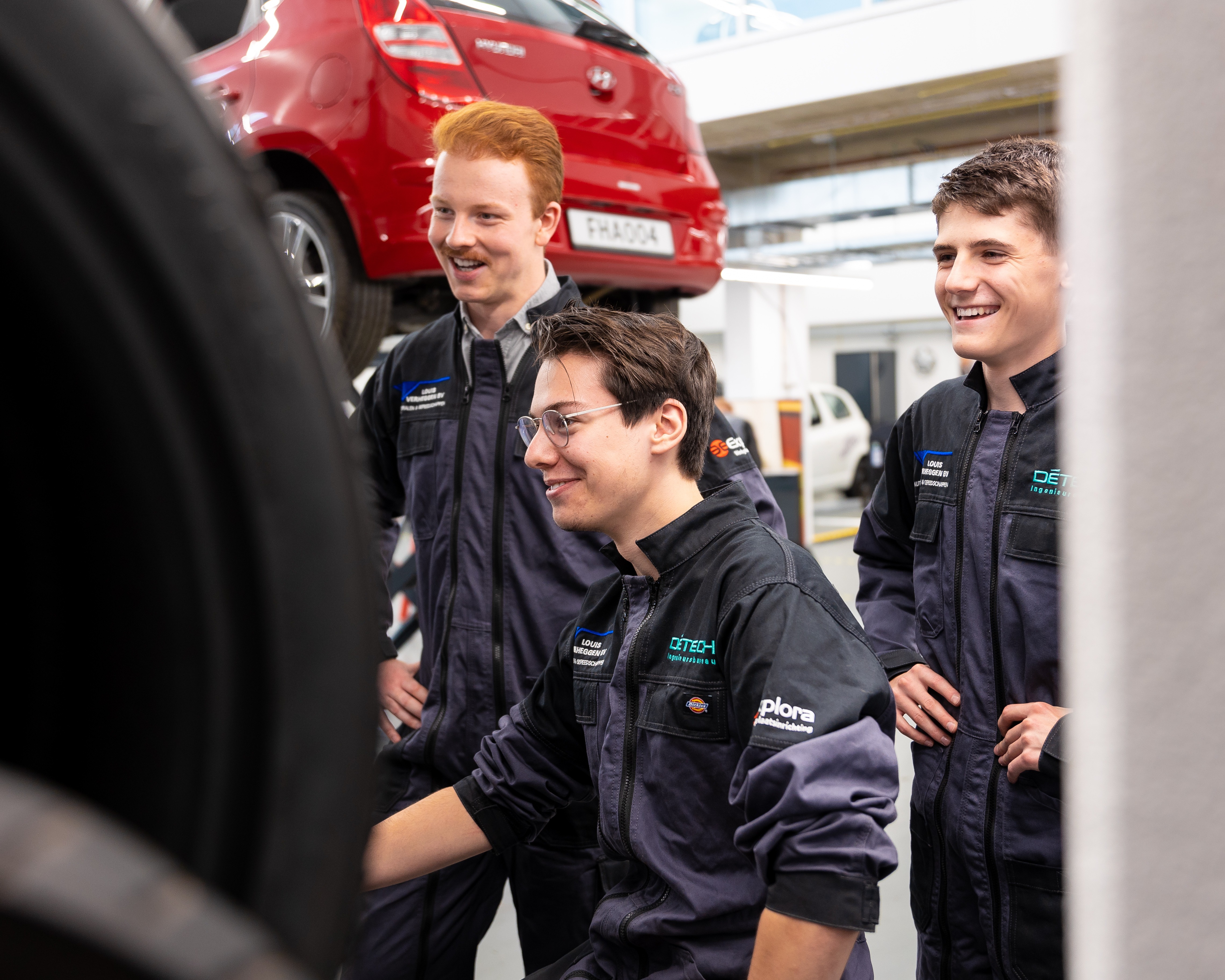 Studenten van Automotive zijn samen aan het werken