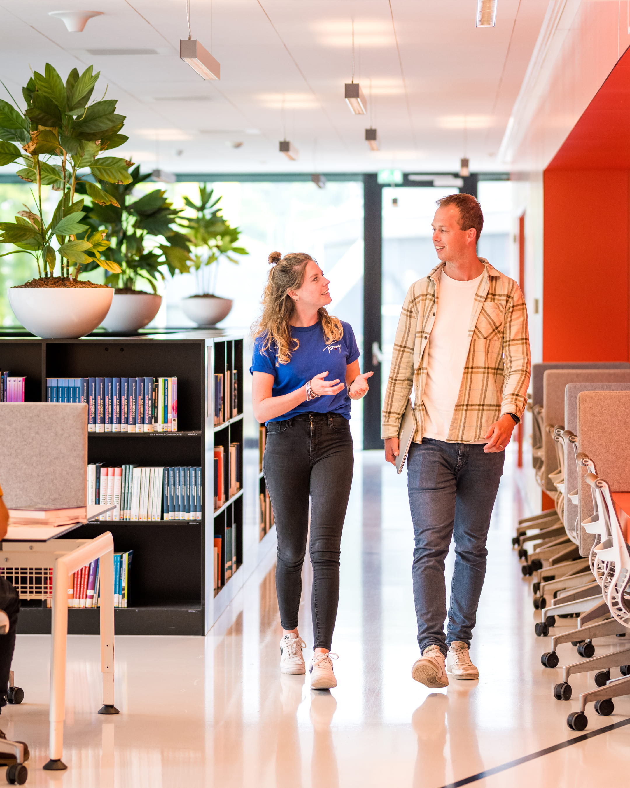 Studenten van masteropleiding Sport- en Bewegingsonderwijs staan op de gang 