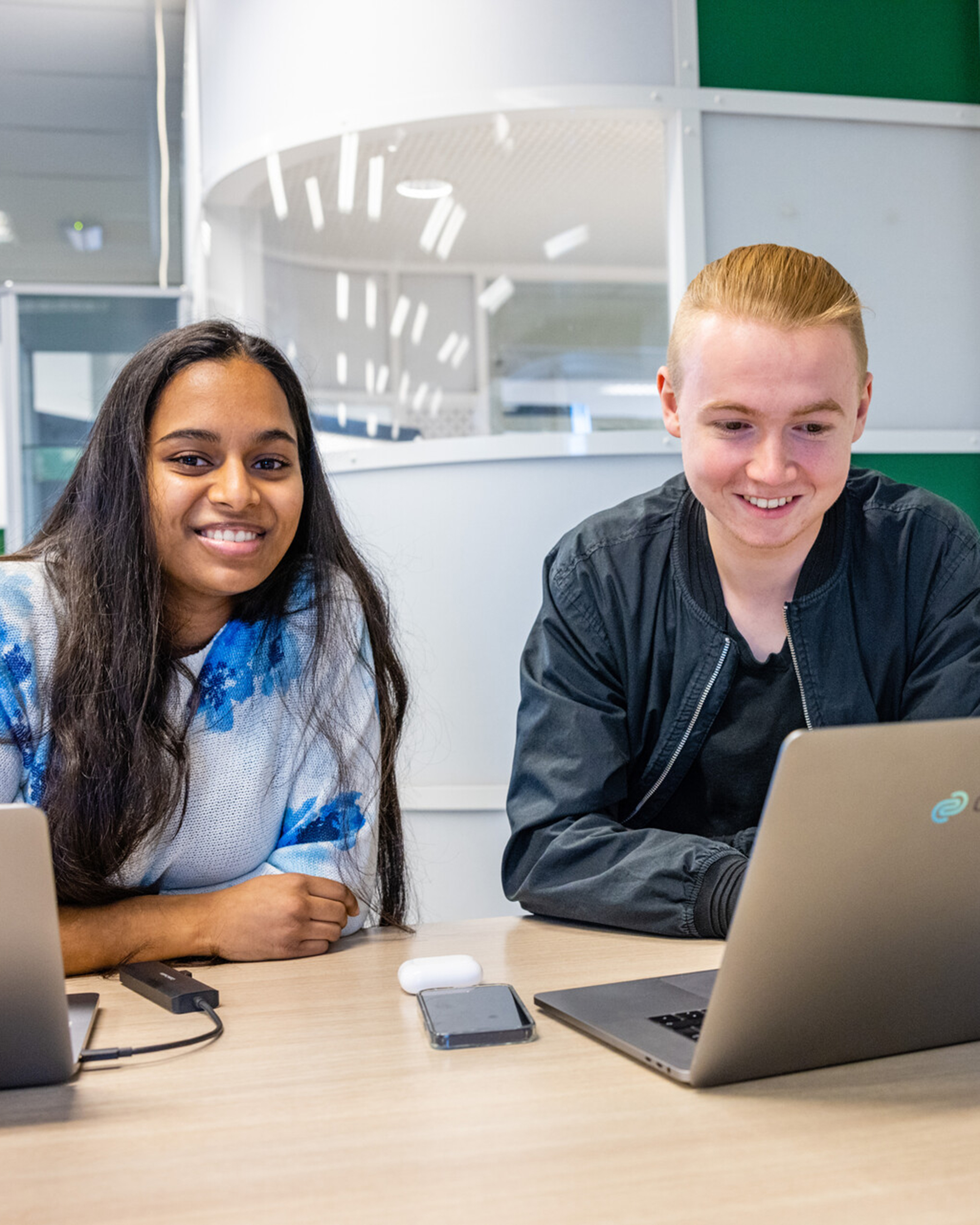 Studenten van Informatica opleiding werken samen