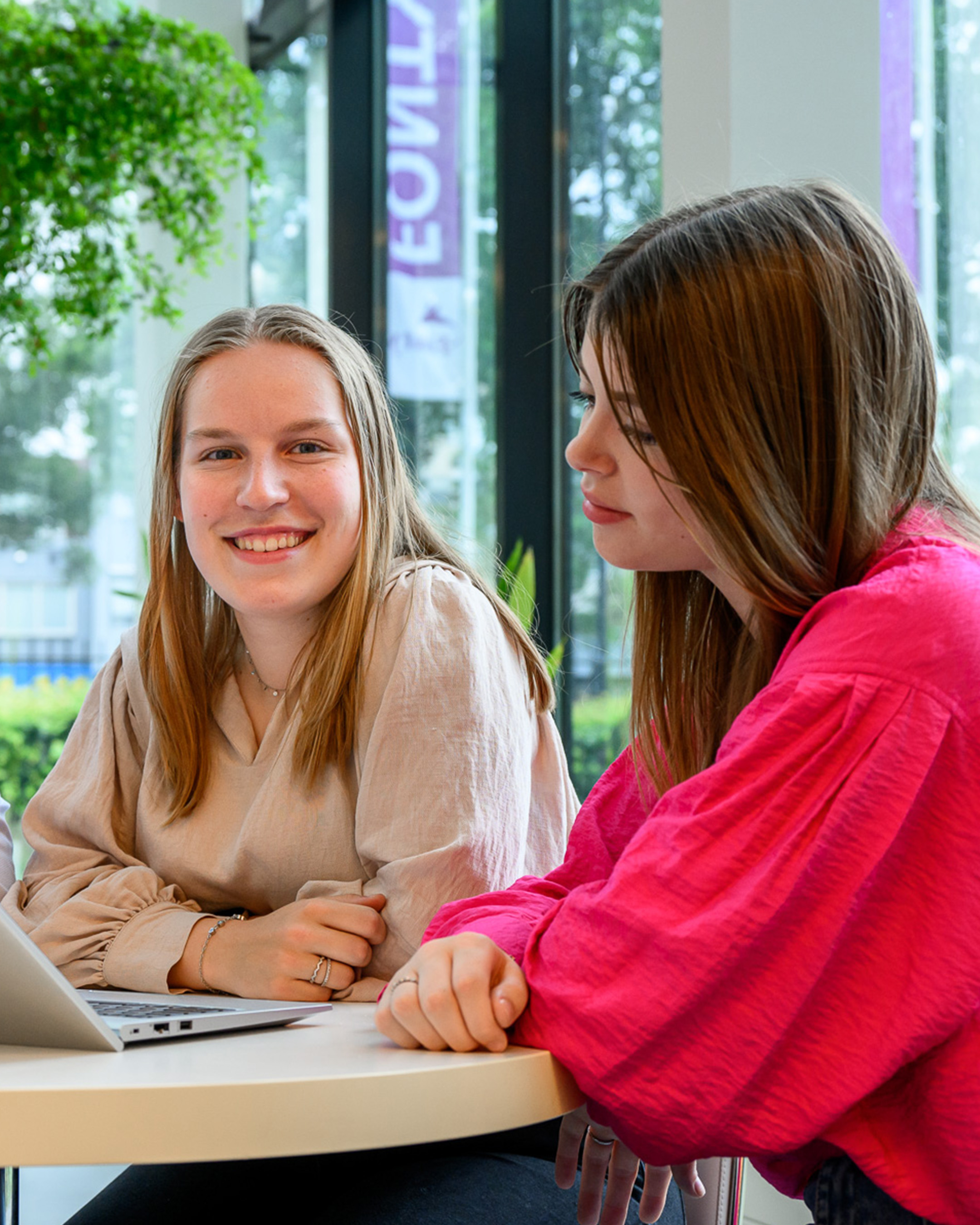 Twee studenten op voorgrond voor de opleiding Finance, Tax and Advice