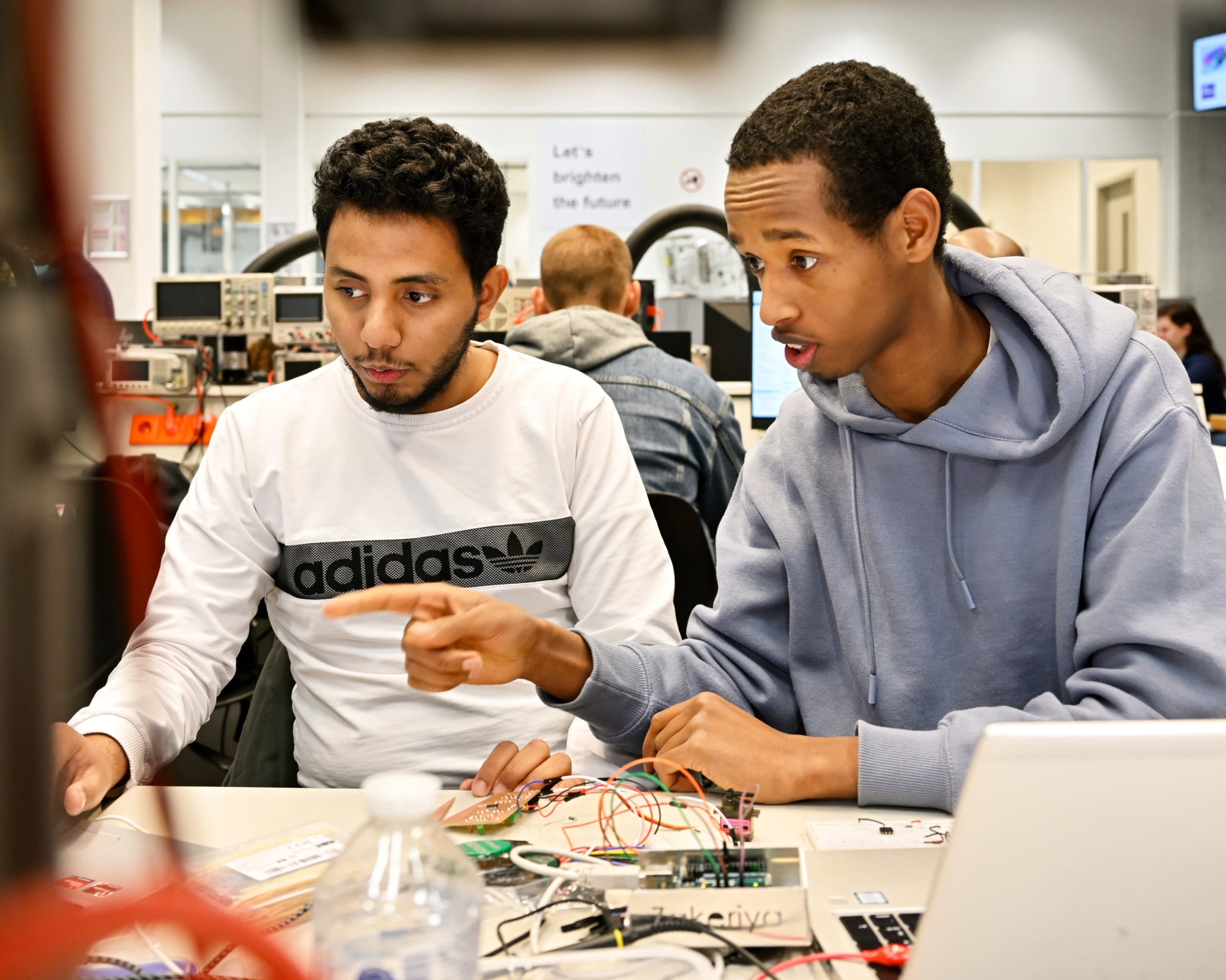 Studenten van Elektrotechniek zijn aan het werken