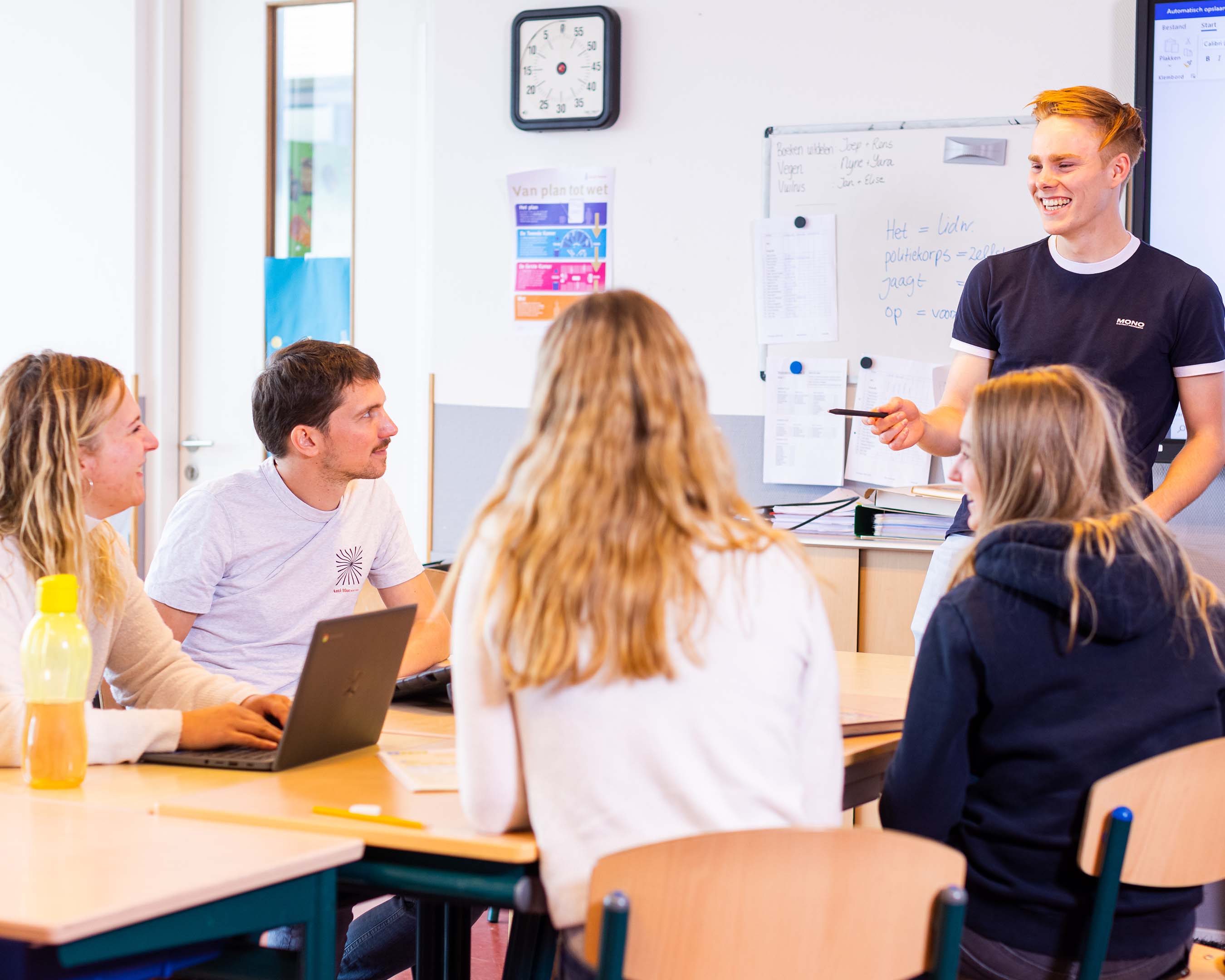 Student in overleg met andere studenten