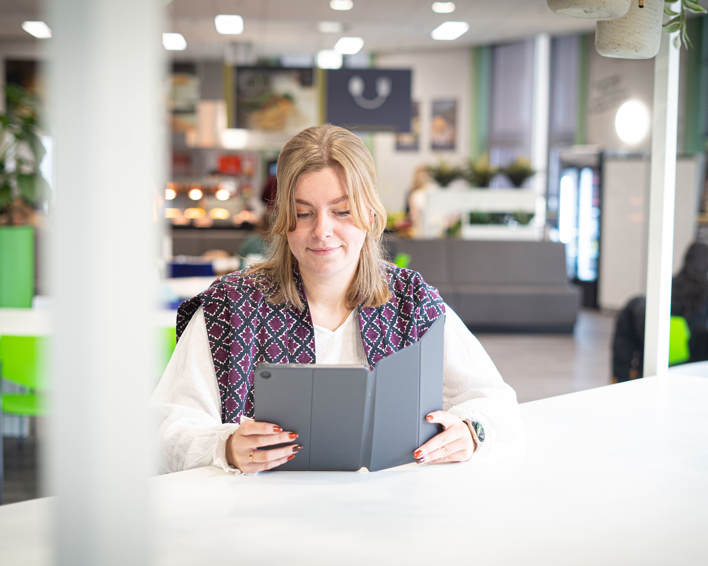 Student is de les aan het voorbereiden