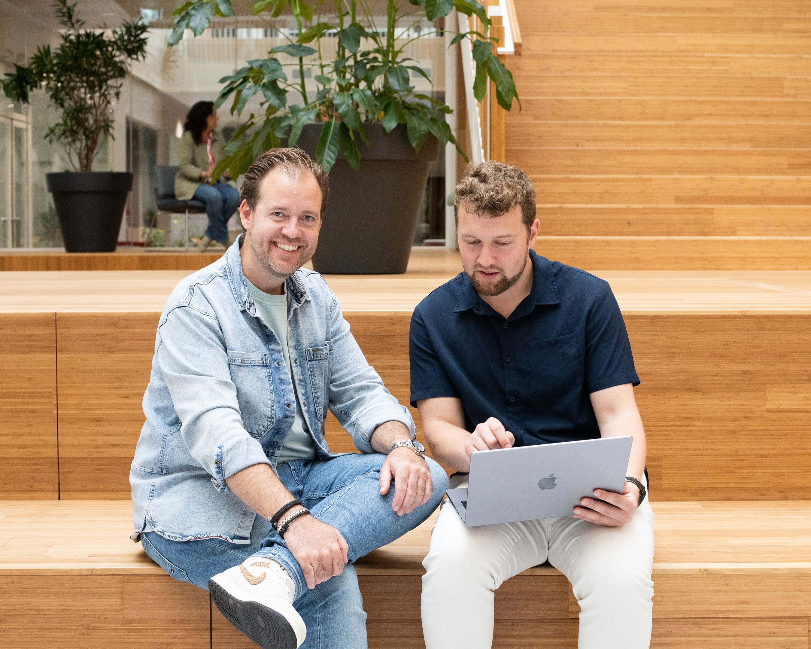 Studenten van de deeltijdopleiding Bedrijfskunde zitten samen