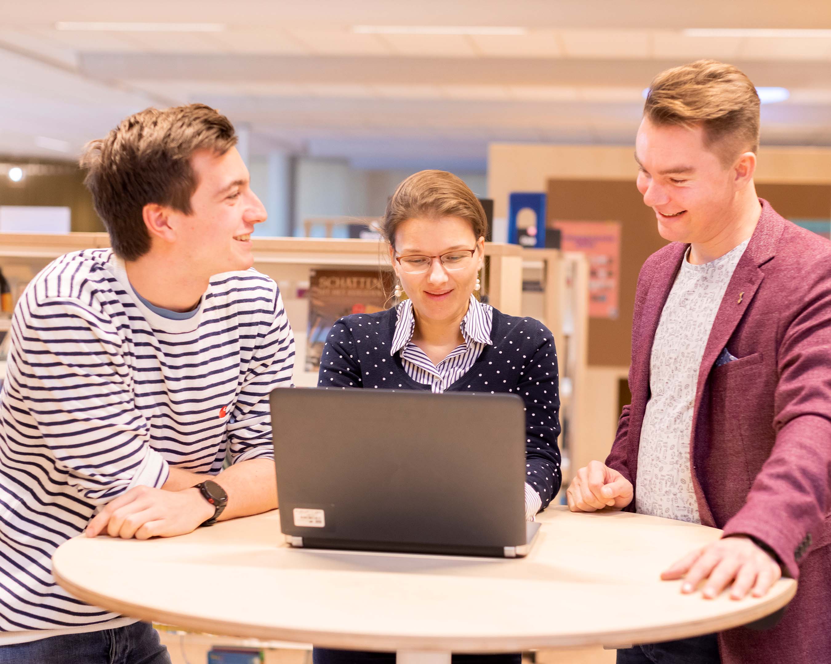 Studenten Master Leraar Maatschappijleer werken aan opdracht op de laptop