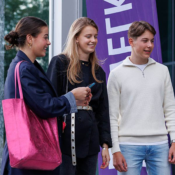 studenten staan op de foto