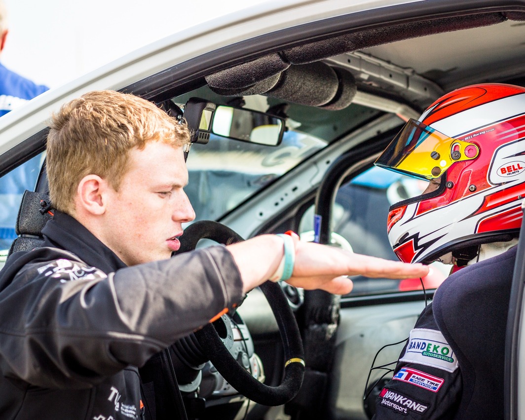 Studenten van Automotive zijn samen aan het werken