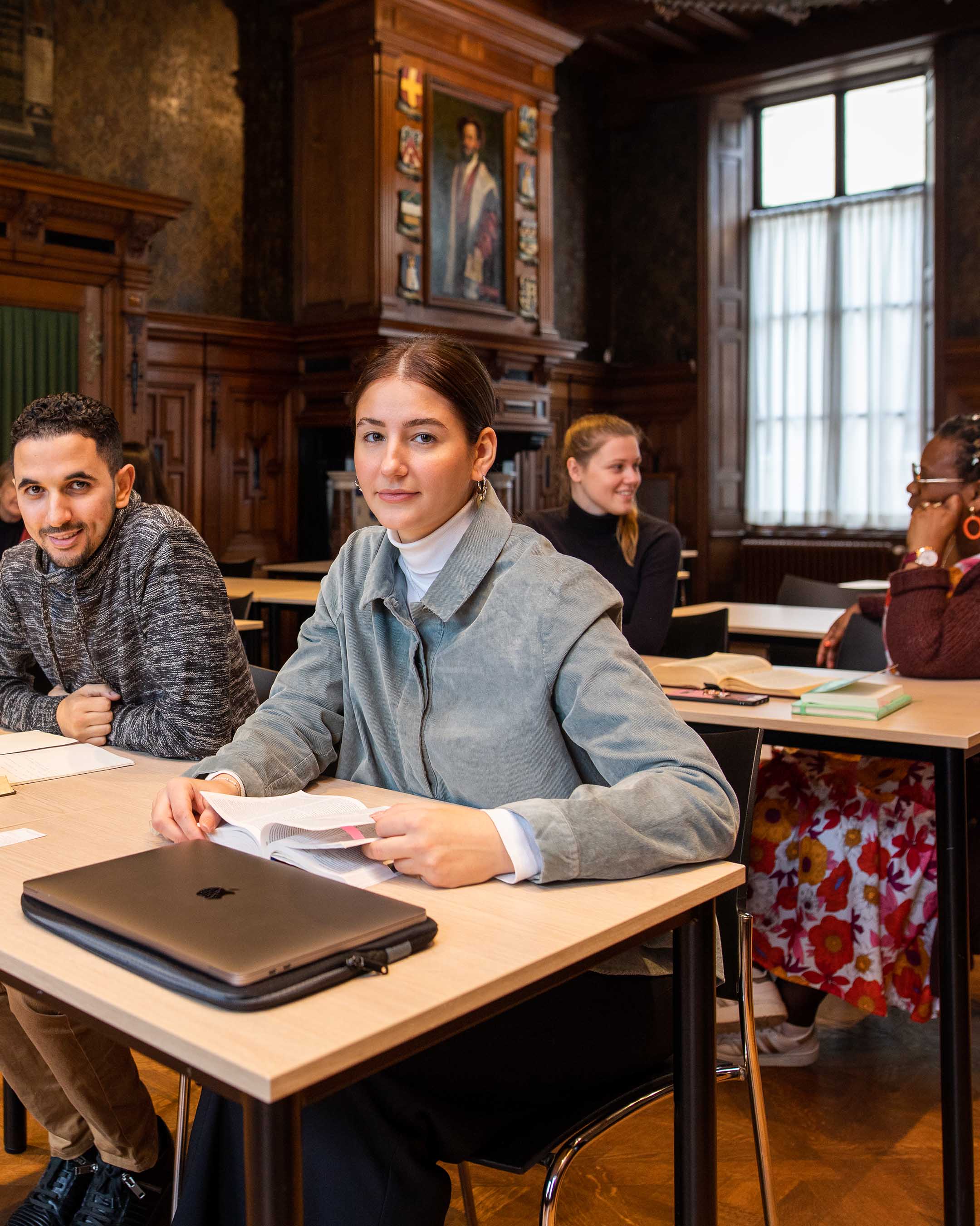 Studenten Theologie in lokaal