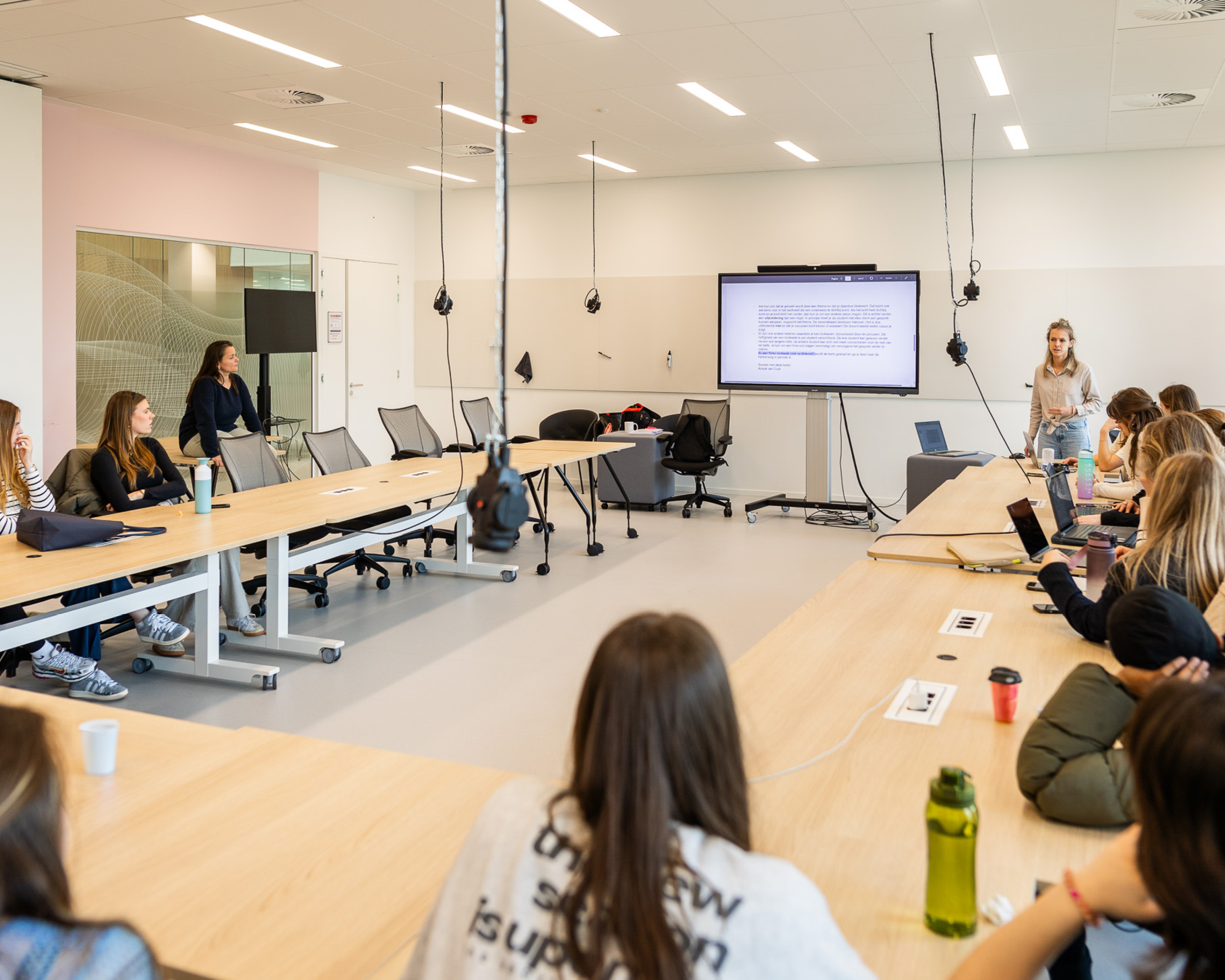 Studenten van deeltijd Social Work zitten in de klas