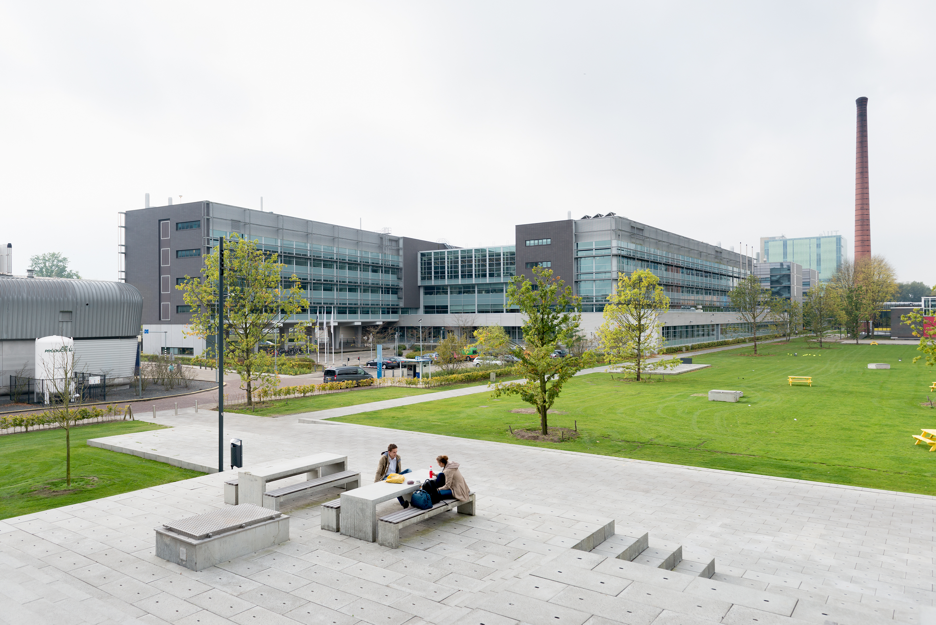 Zij-/voor-aanzicht van de Rondom op de TU/e campus