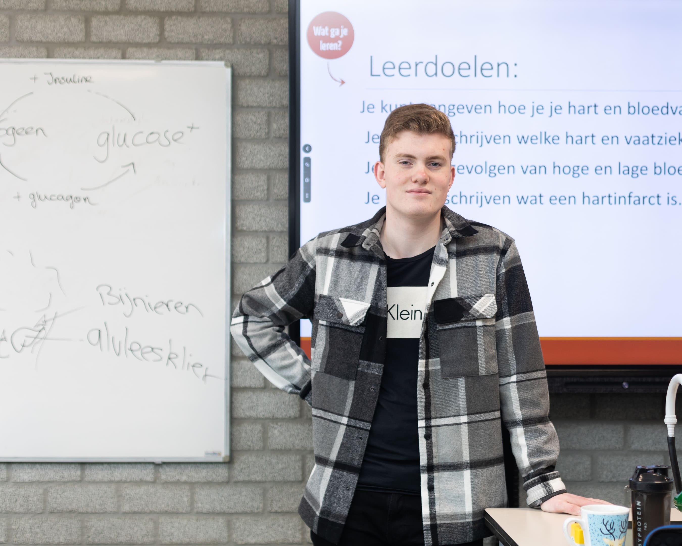 Docent overlegt met de student