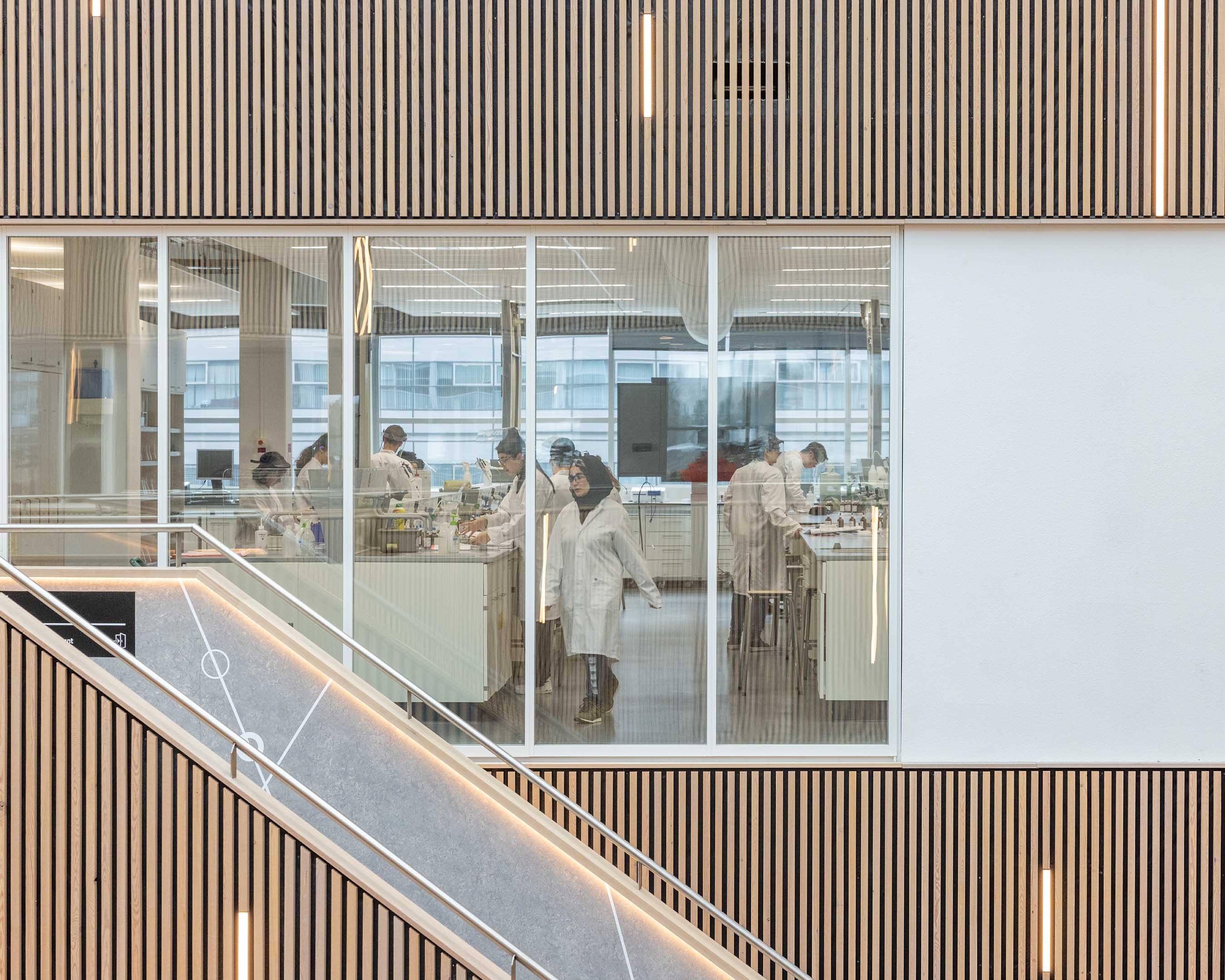 Studenten Technische Natuurkunde werken in een laboratorium 