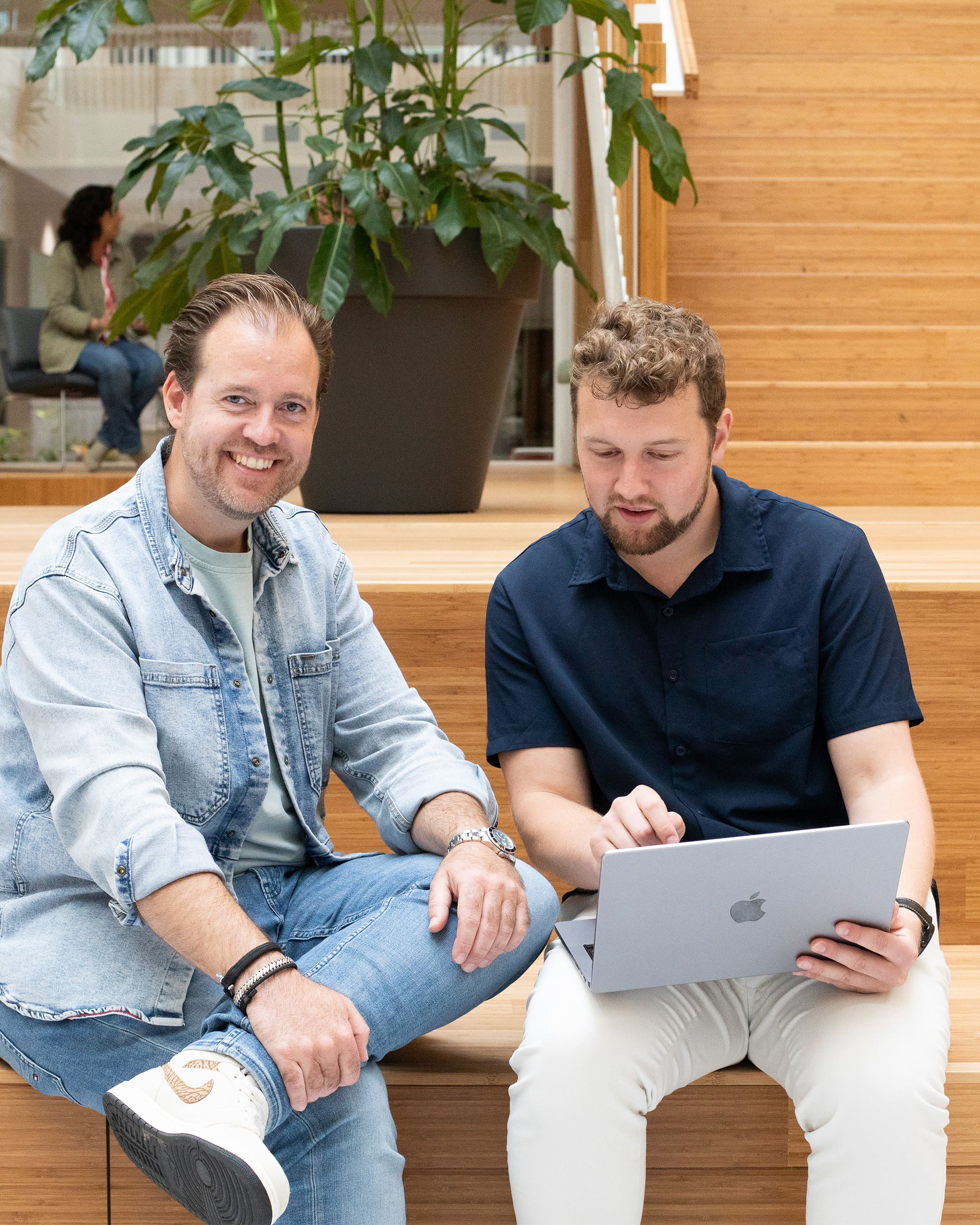 Studenten van Ondernemerschap & Retail Management Duaal zitten samen