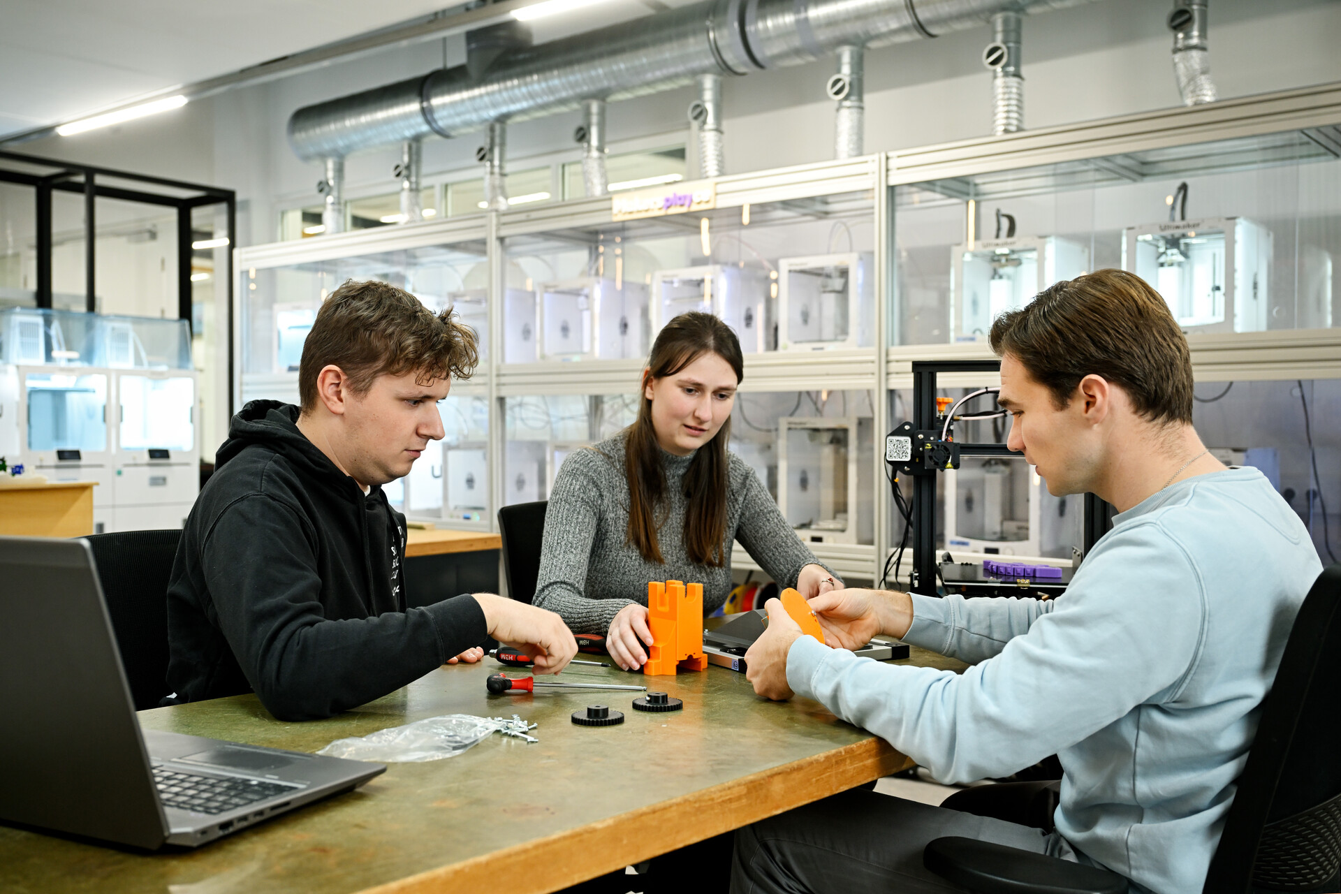 Studenten werken samen aan een opdracht