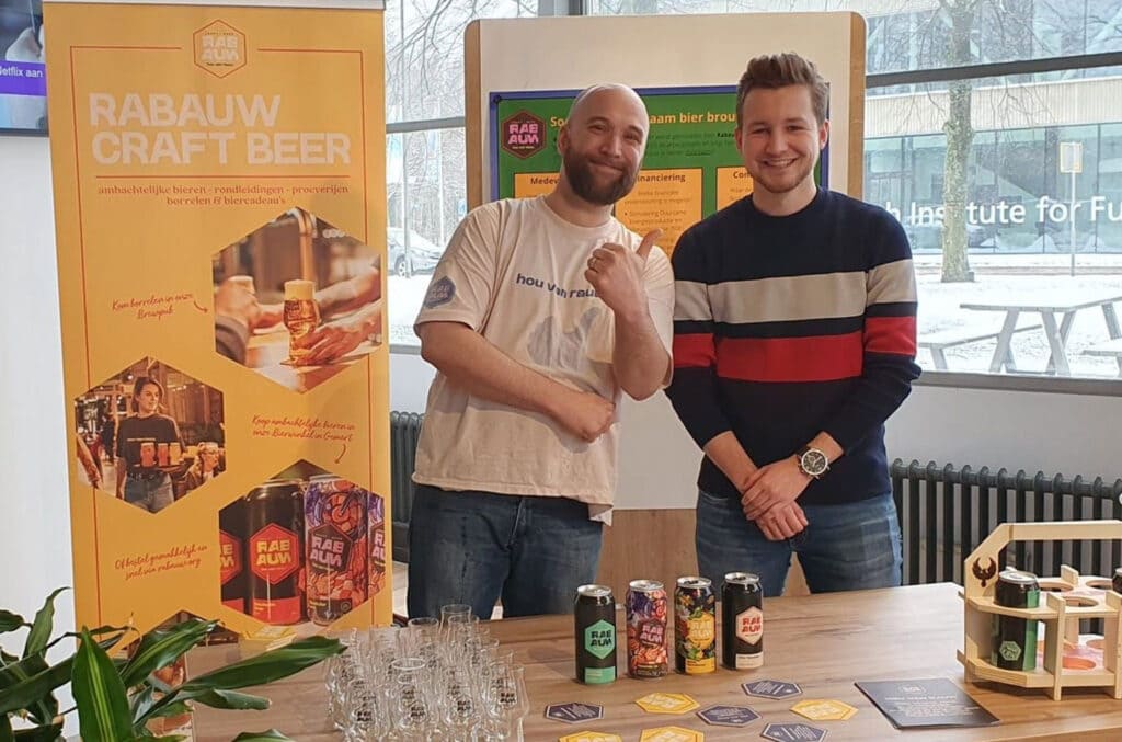 twee personen achter tafel met bier